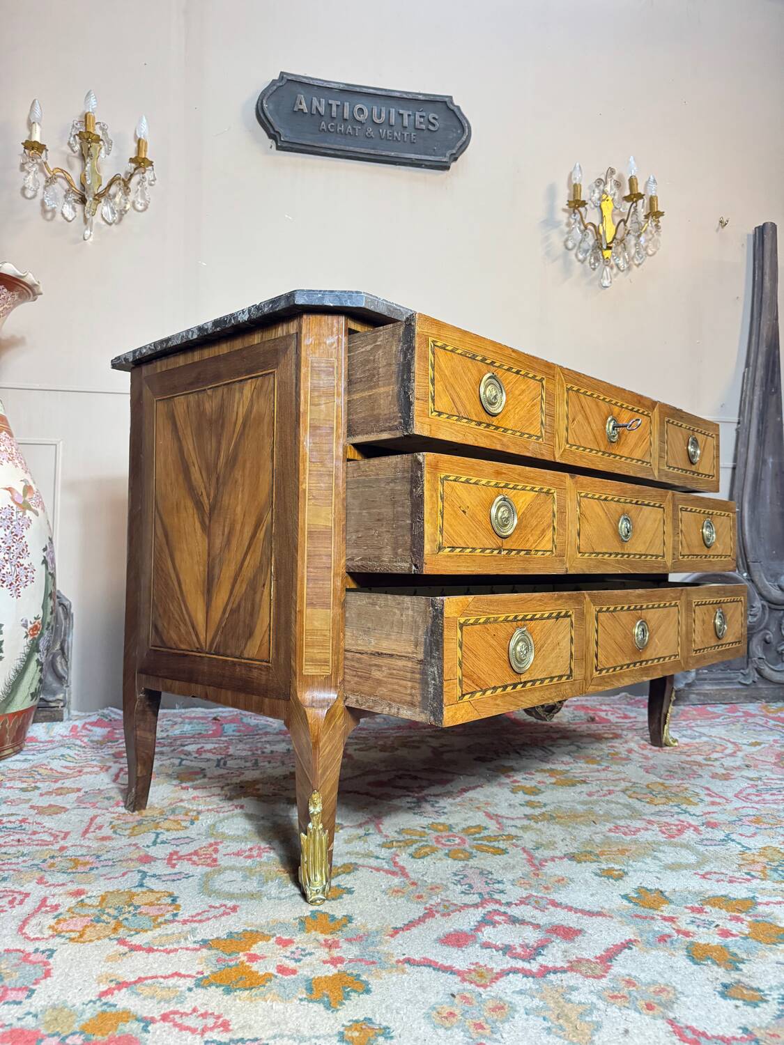 Commode en marqueterie d’époque transition xviii eme siècle