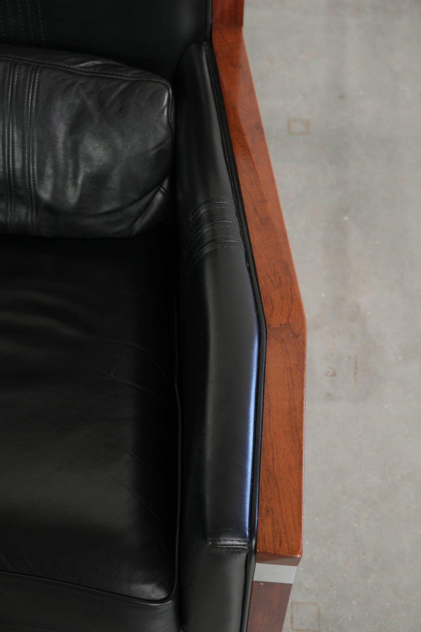 Fauteuil en cuir de vache au design Art Déco avec un look intemporel