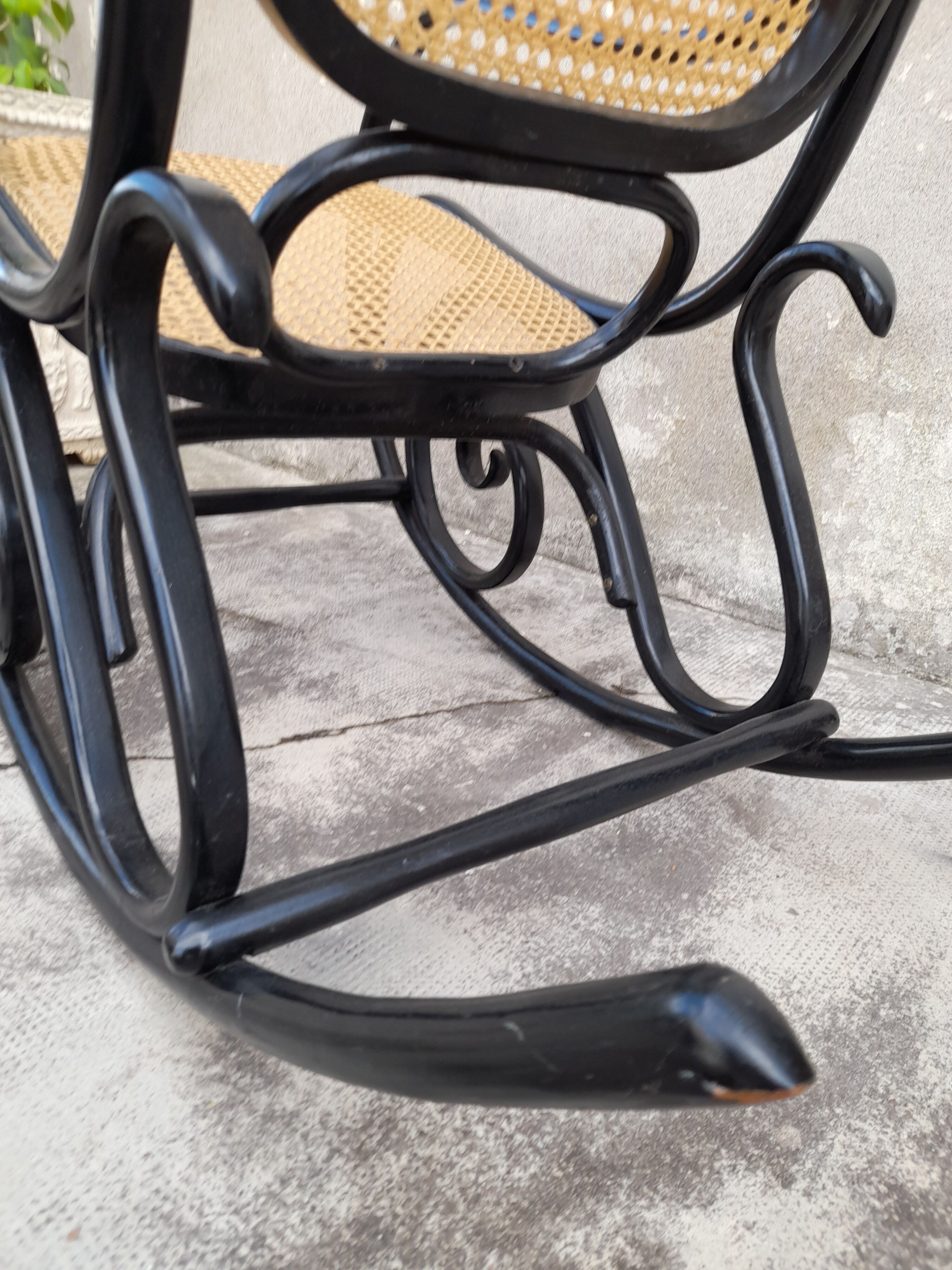Rocking-chair noir canné bois courbé 1930