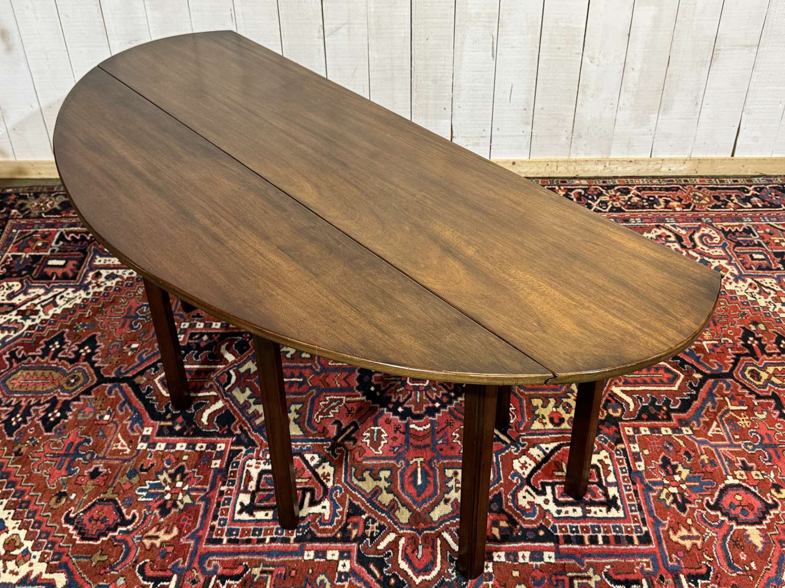 Drop-leaf English table in mahogany called Gateleg.