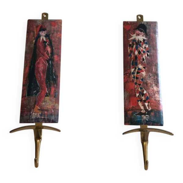 Paire de Patères Représentant des Personnages de la Comedia Del Arte dans l