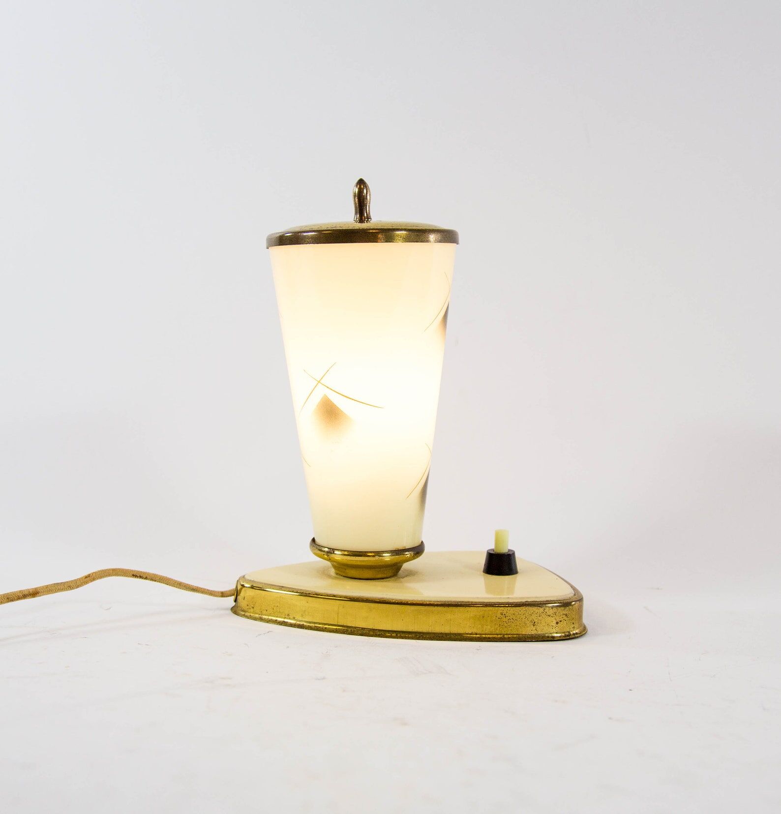 Lampe de table verre opalin et base laiton années 50