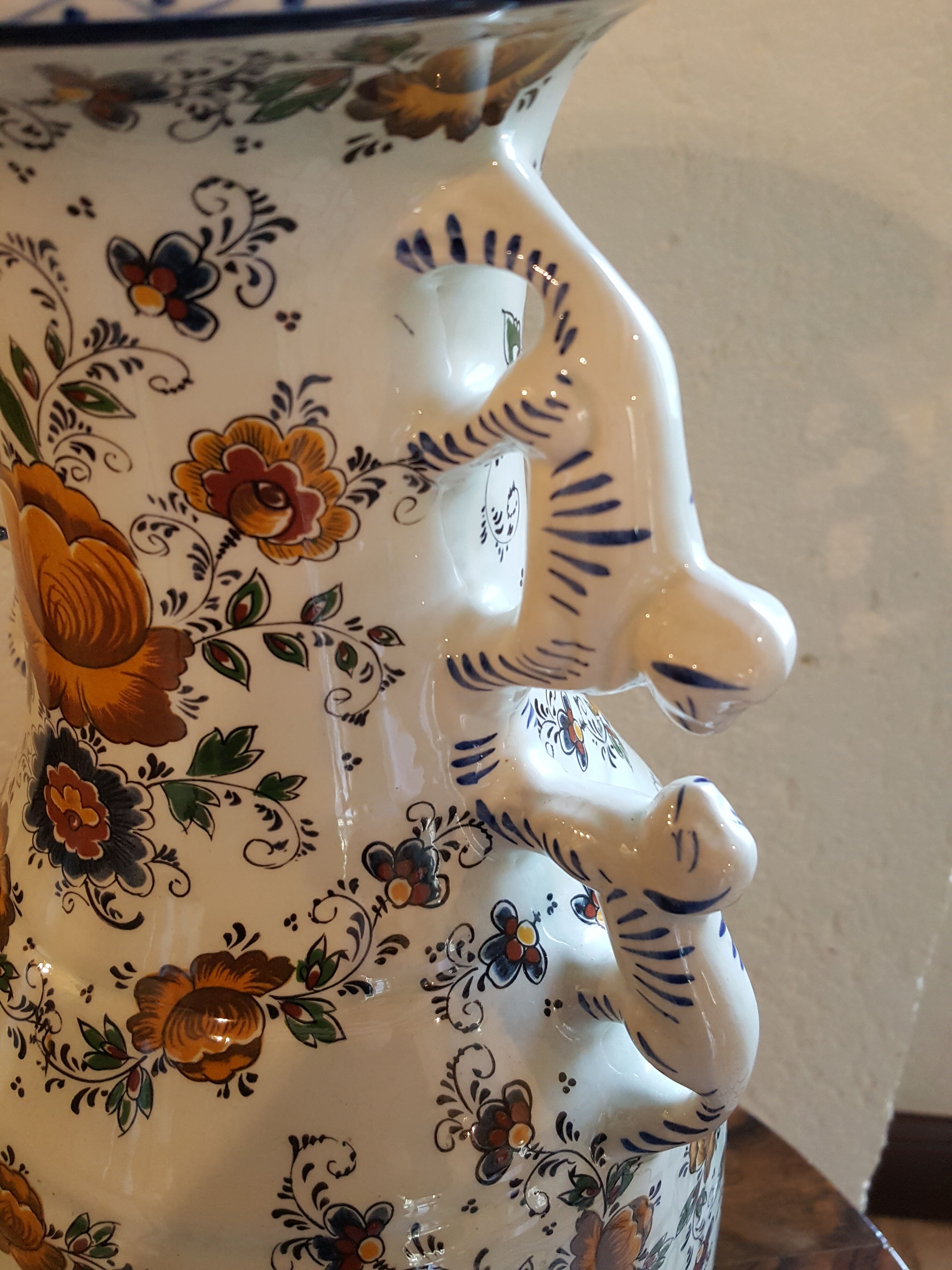 Vase faïencerie Hubert Béquet décor floral anses singes ou chats