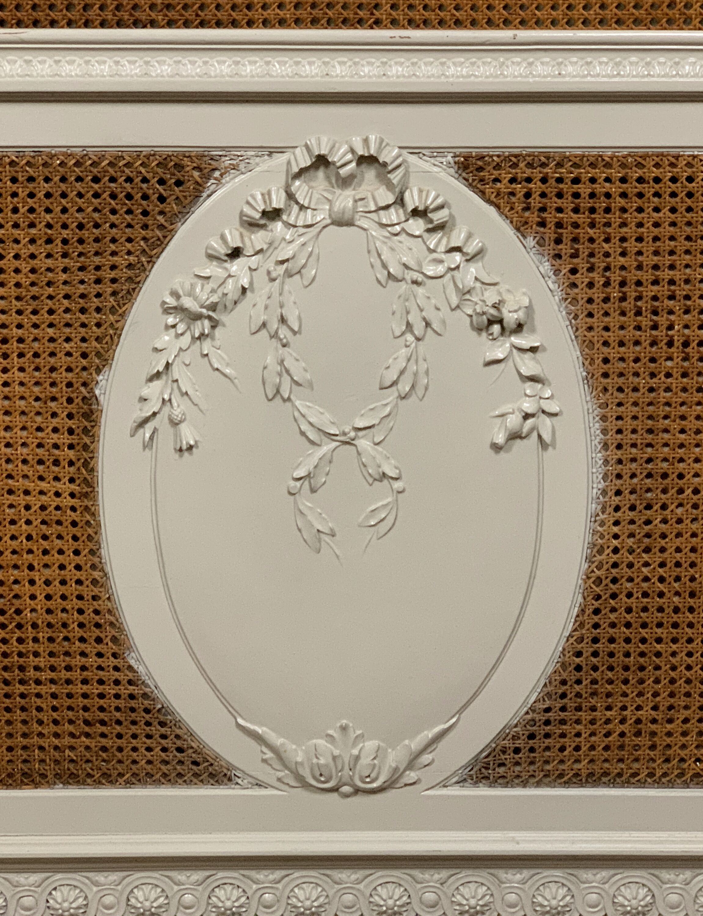 Lit de centre louis xvi en bois laqué et fond de canne vers 1850