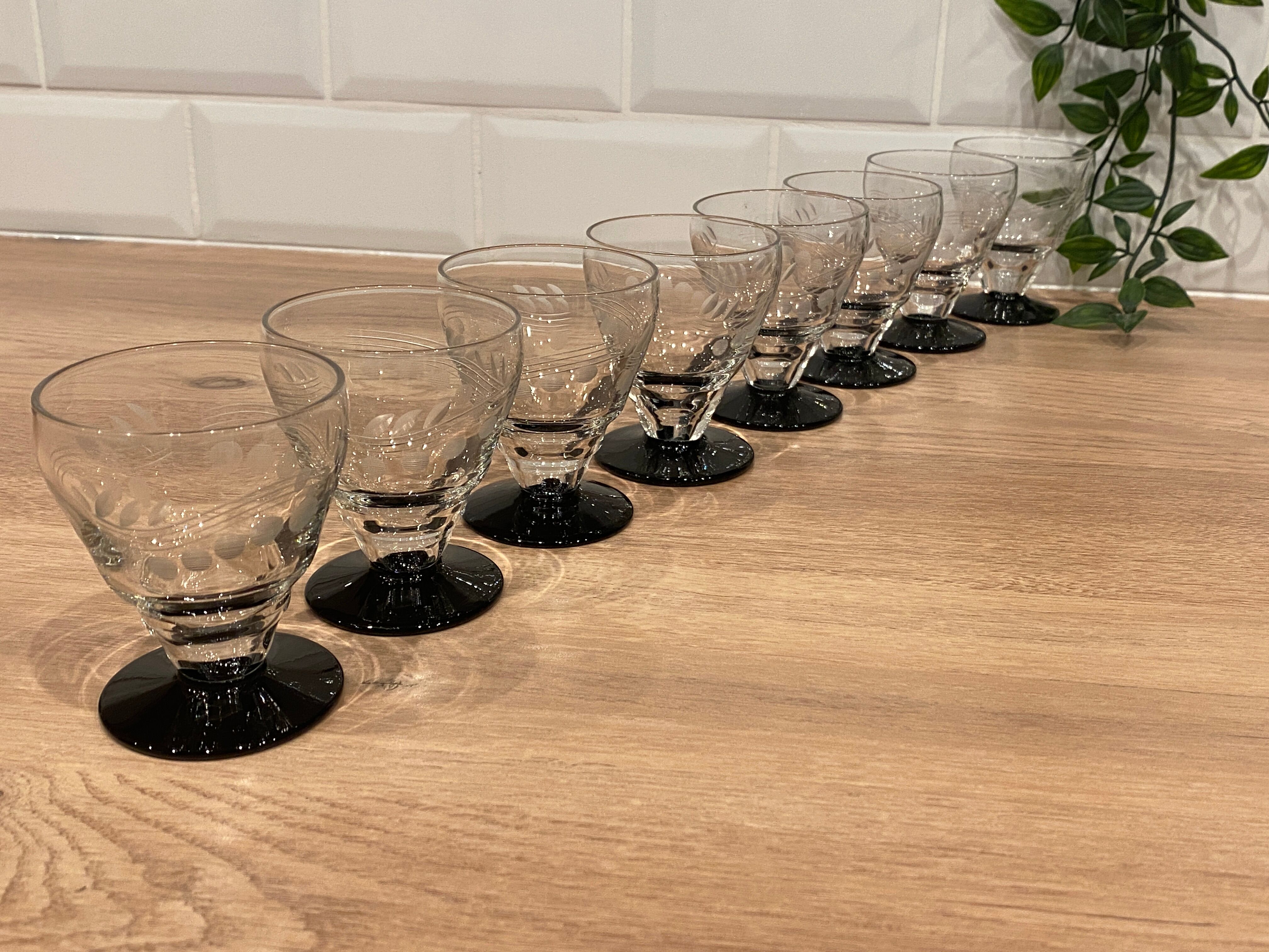 Set of 8 retro wine glasses in engraved glass