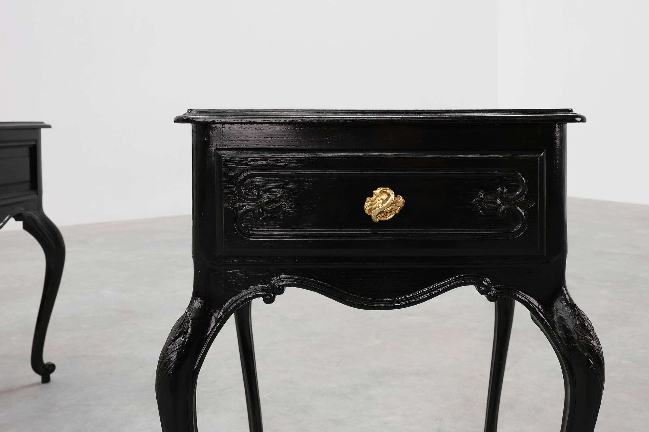 Paire de tables de chevet de style Louis XV en chêne laqué noir, France, années 1950
