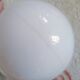 Paire d'appliques boules en verre opalin
