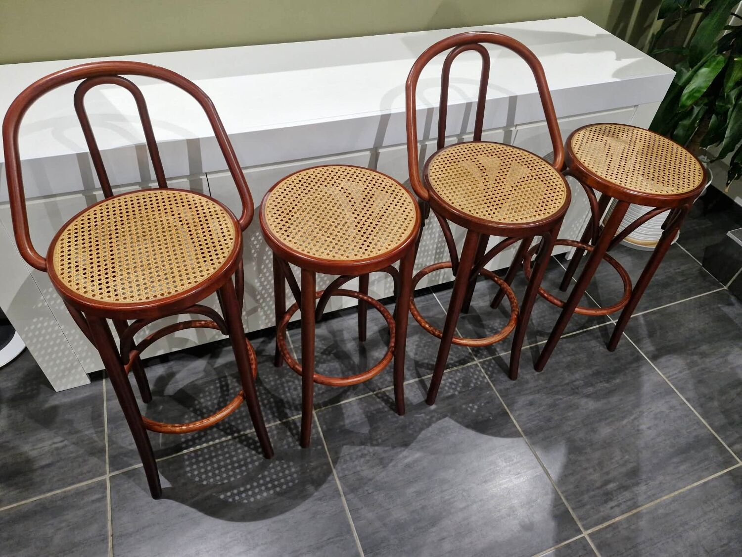 Lot de 4 tabourets de bistrot en cannage vintage