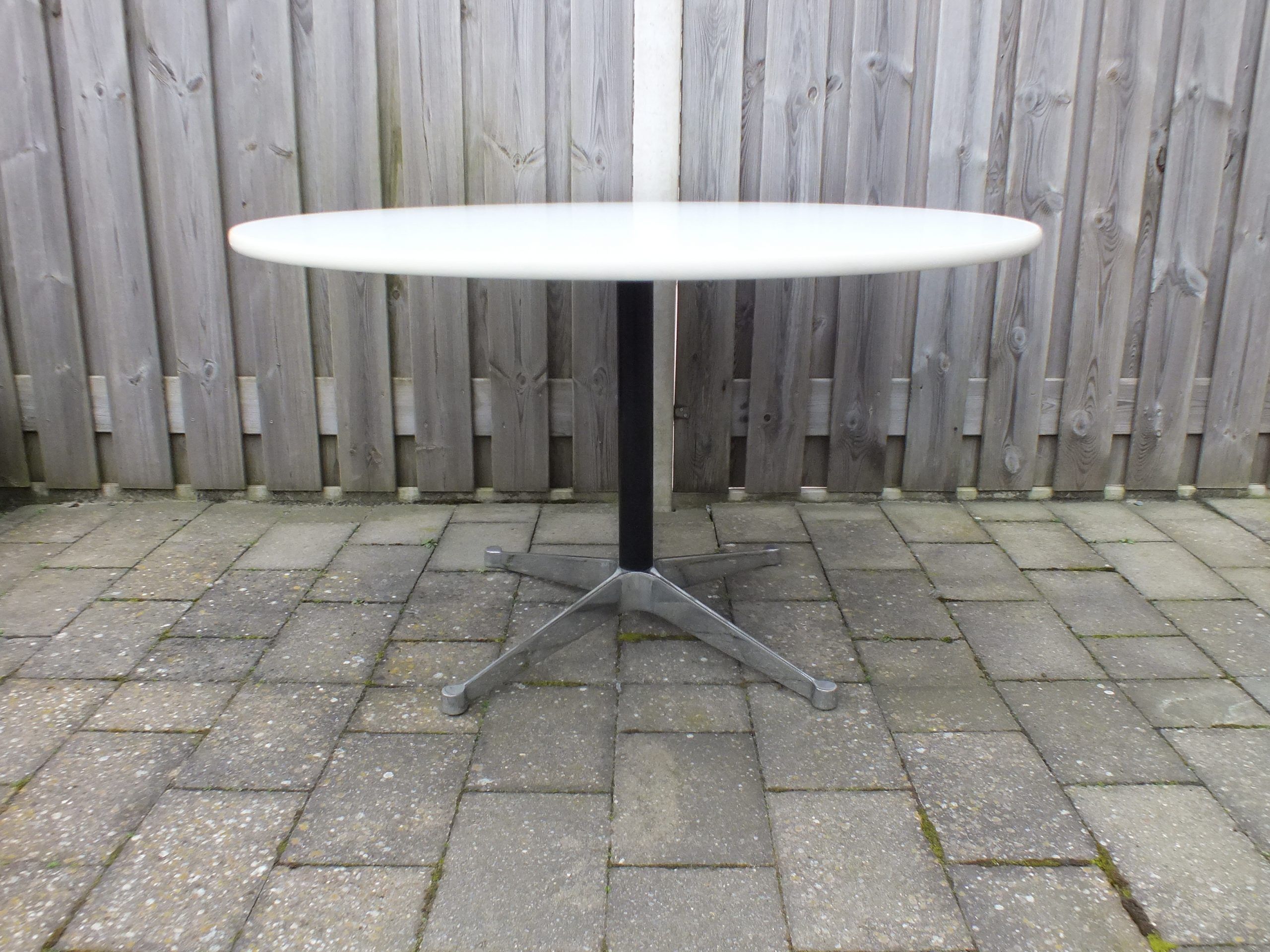 Round dining table by George Nelson for Herman Miller USA 1970s