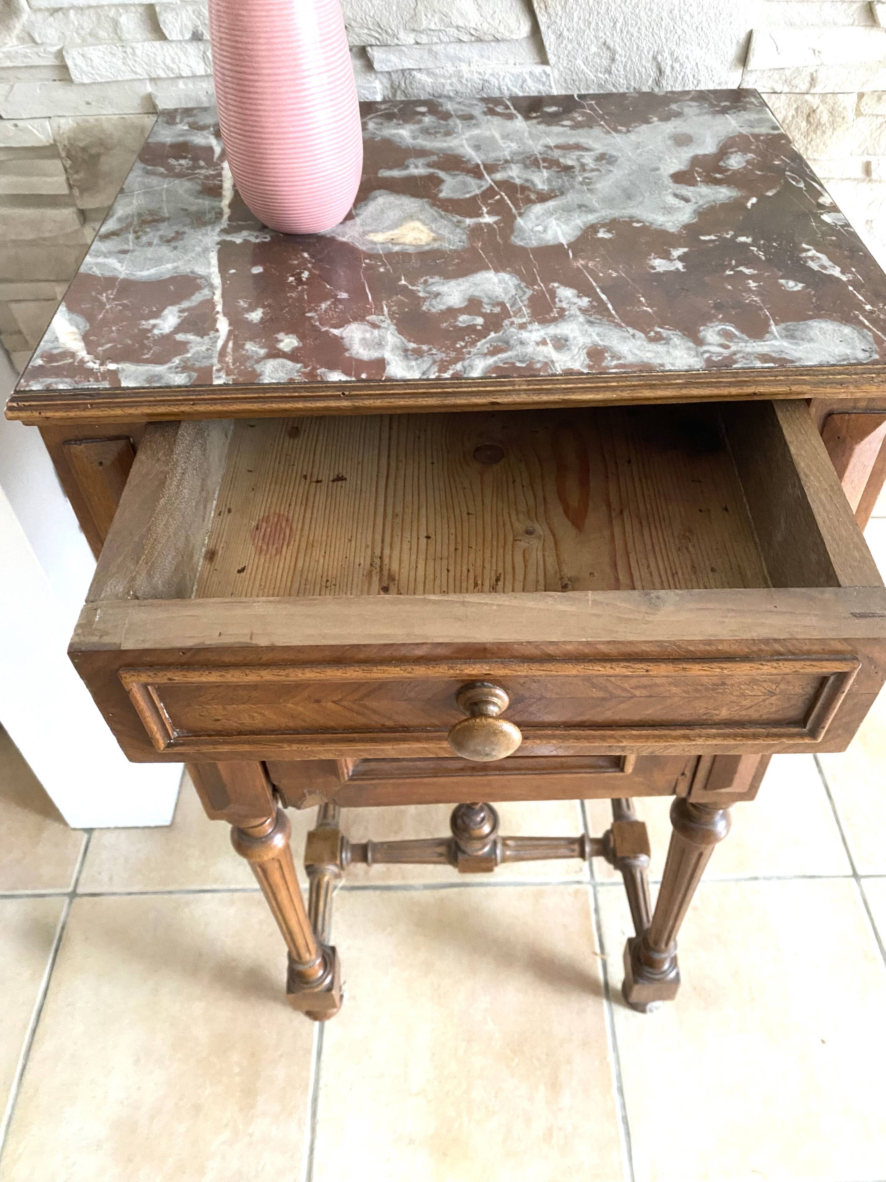 Table de nuit dessus marbre