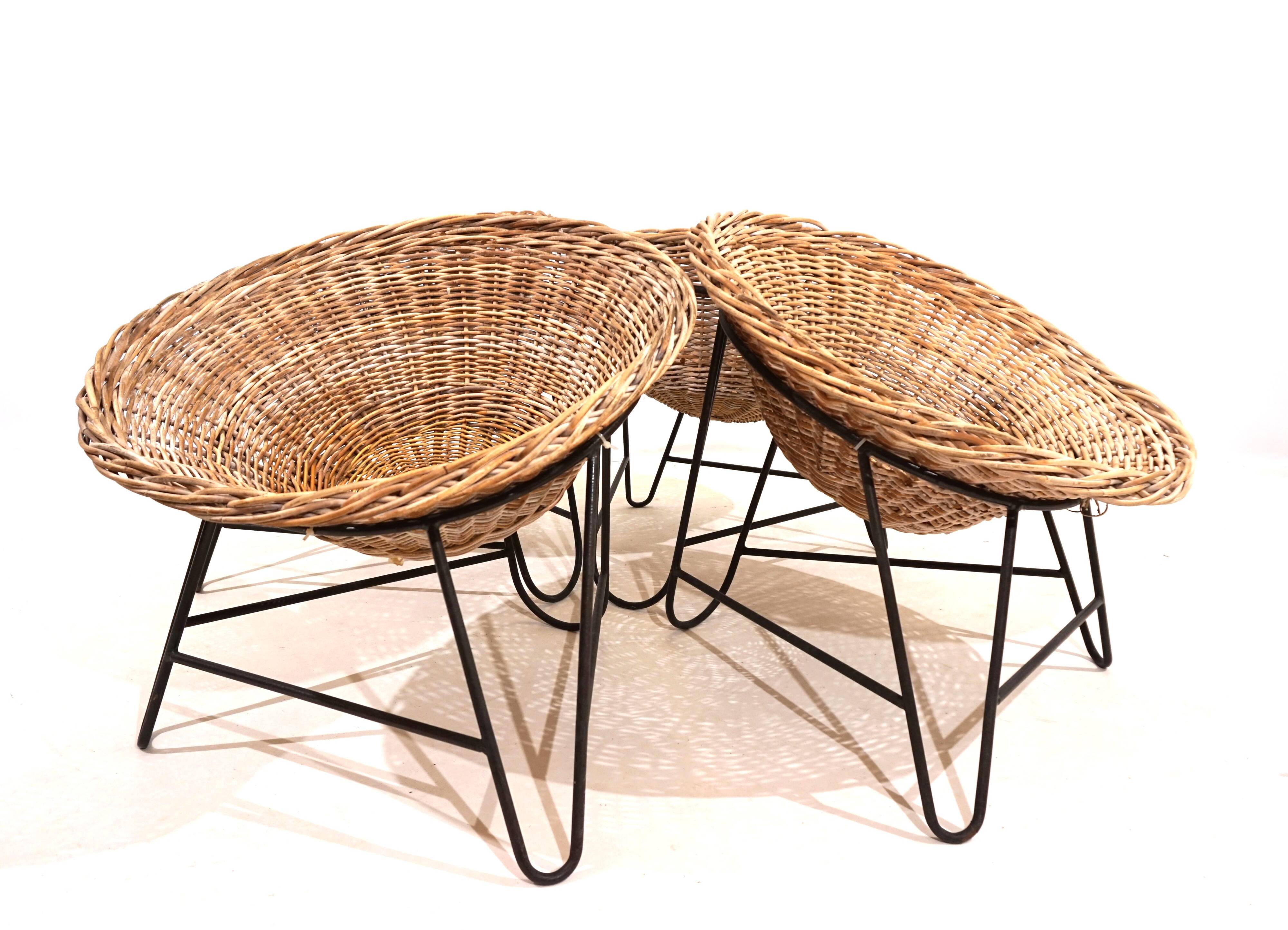 Suite de 4 chaises cosses en rotin années 60