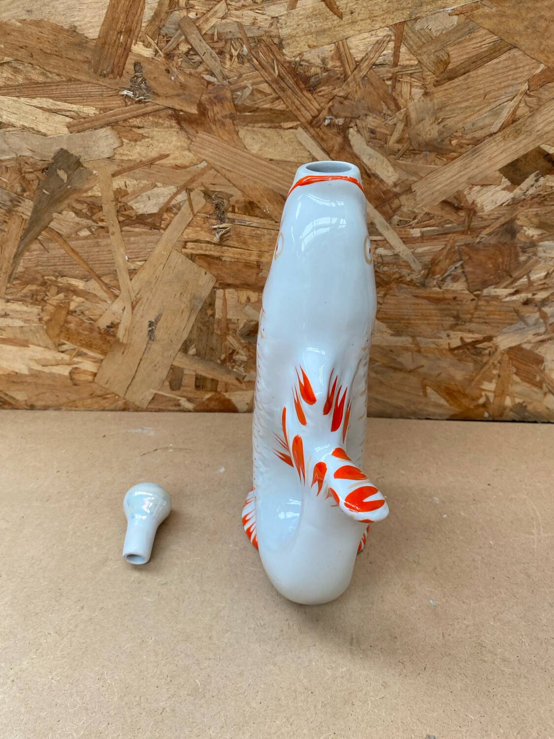 Ancienne bouteille forme poisson blanc orange vintage