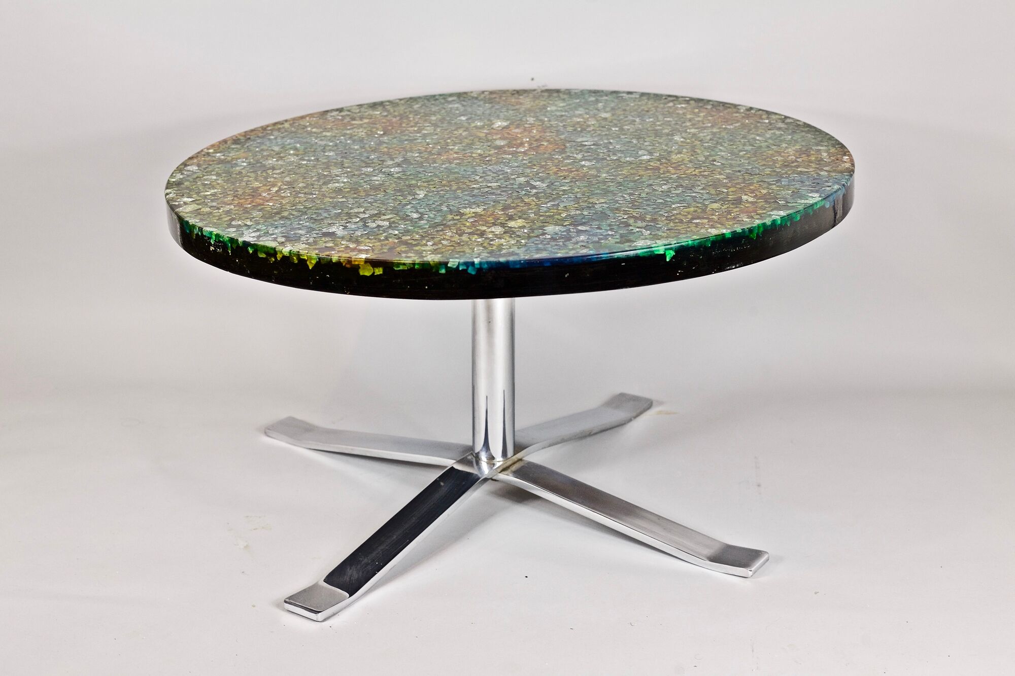Table low round of Pierre Giraudon resin with inclusions of glass 60 years