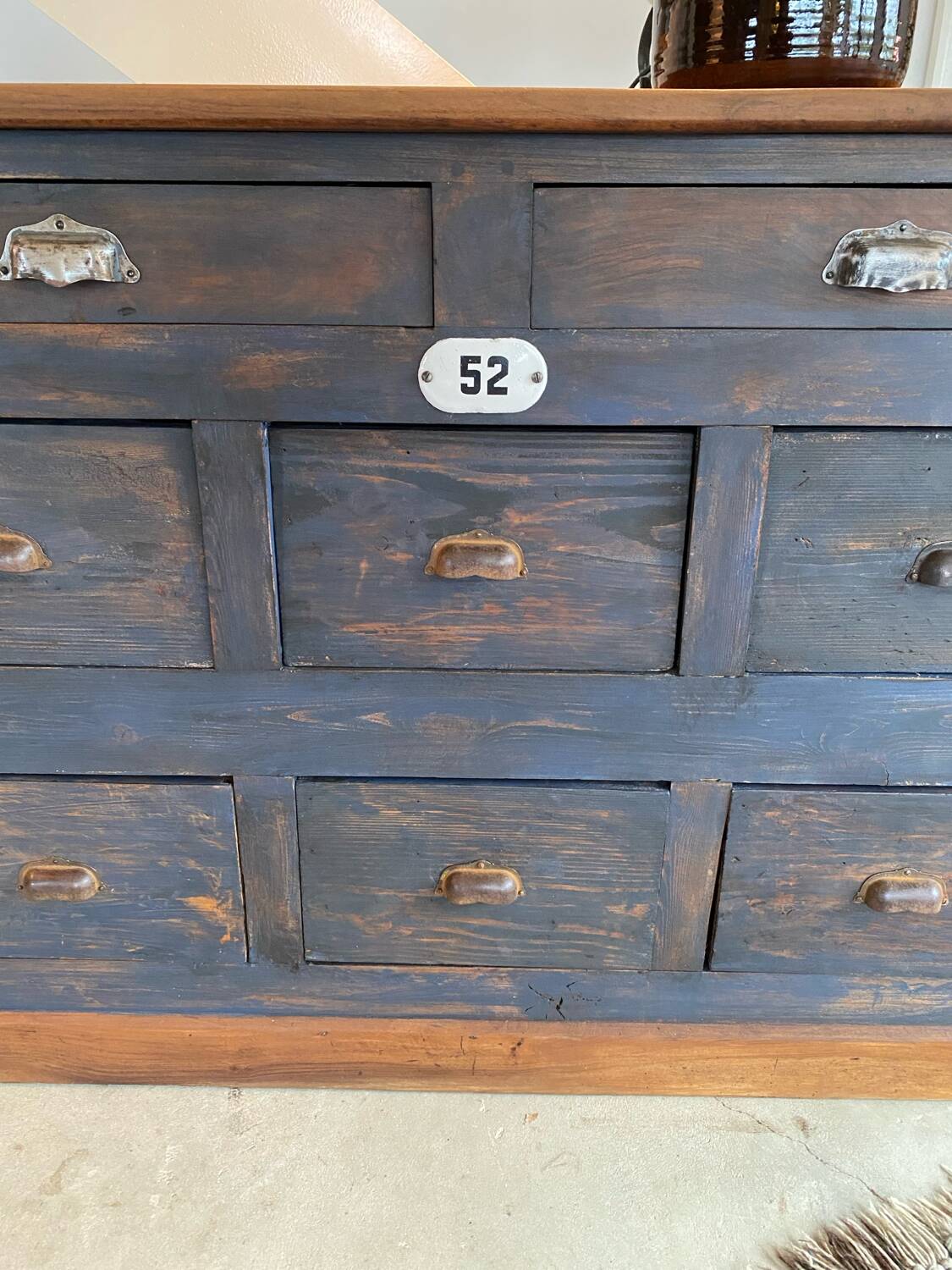 Meuble de métier grands tiroirs. Atelier de menuiserie, quincaillerie