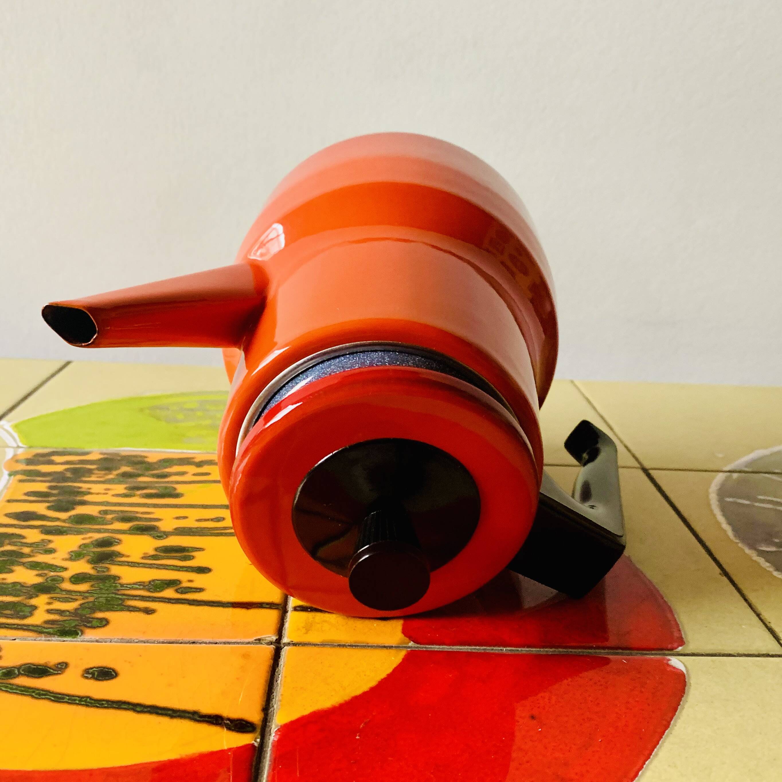 Vintage coffee maker in red enameled metal and Bakelite
