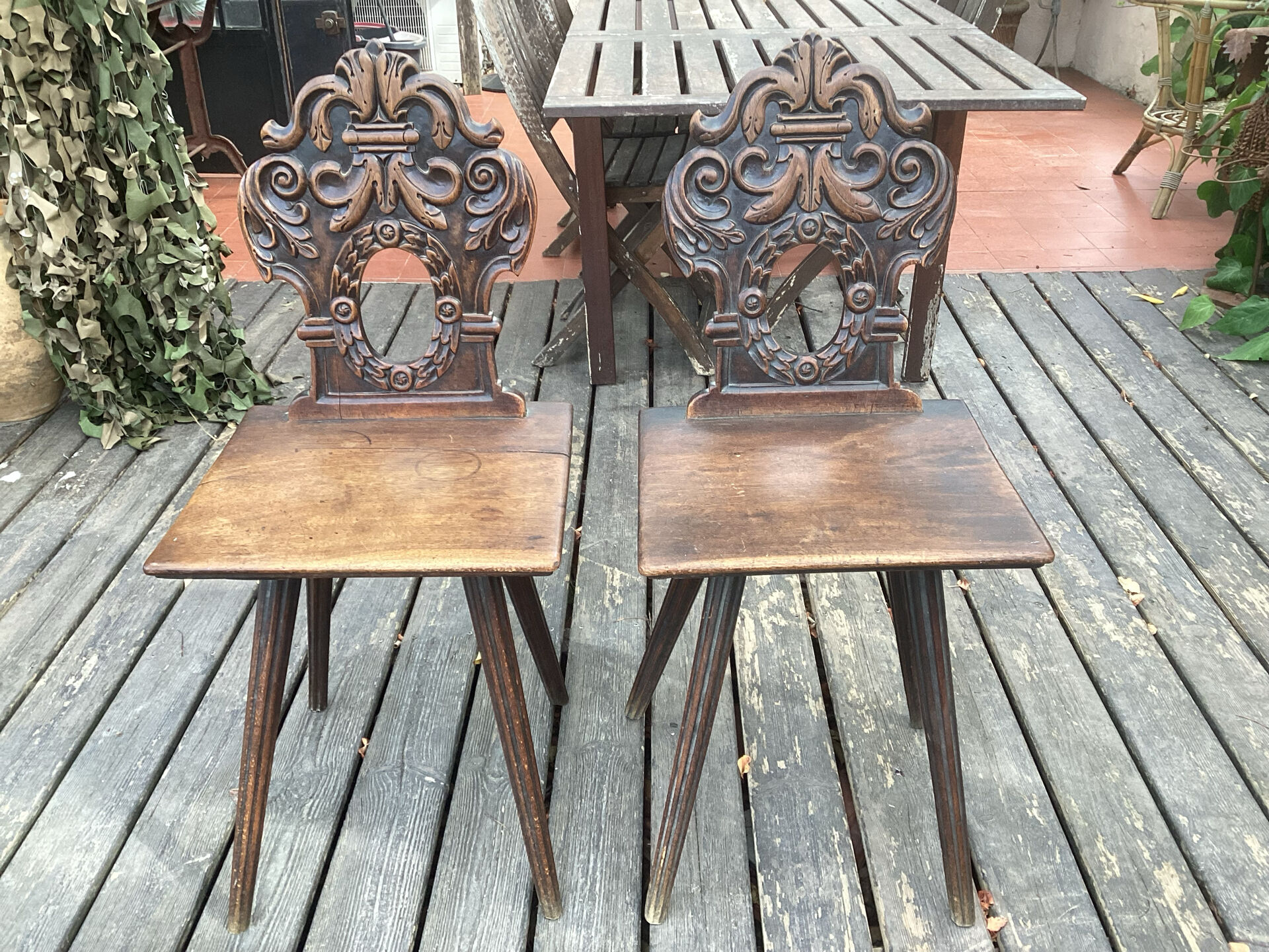 Pair of Alsatian chairs from the late 18th century with carved backs.