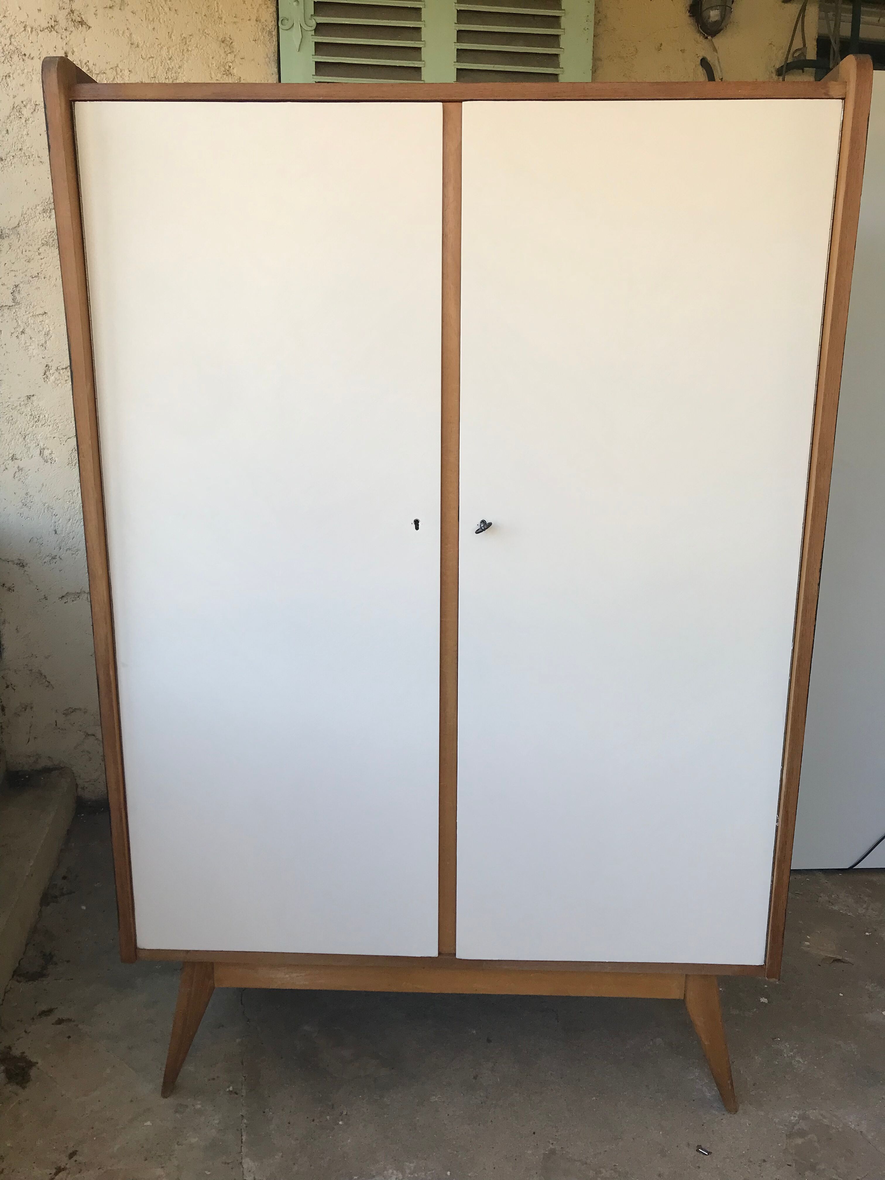Armoire vintage pieds compas