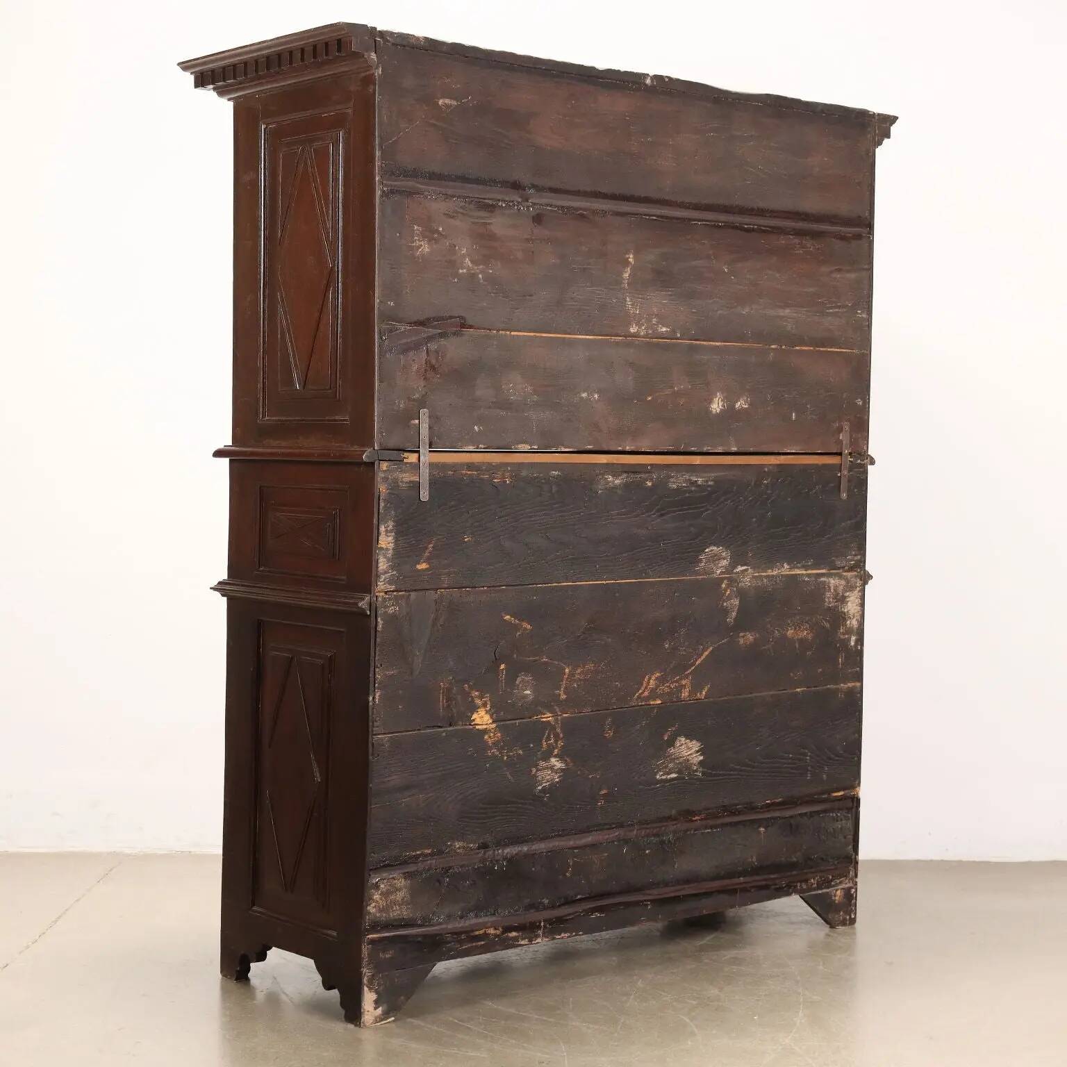 Antique baroque wardrobe in walnut, Italy, 18th century.