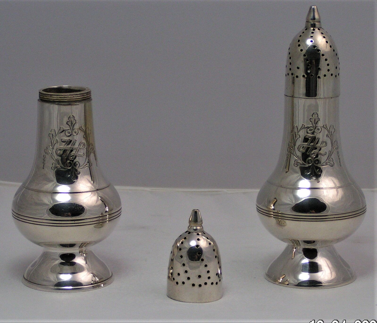 Pair of Old Salt shaker & Pepper Maker in Silver Metal