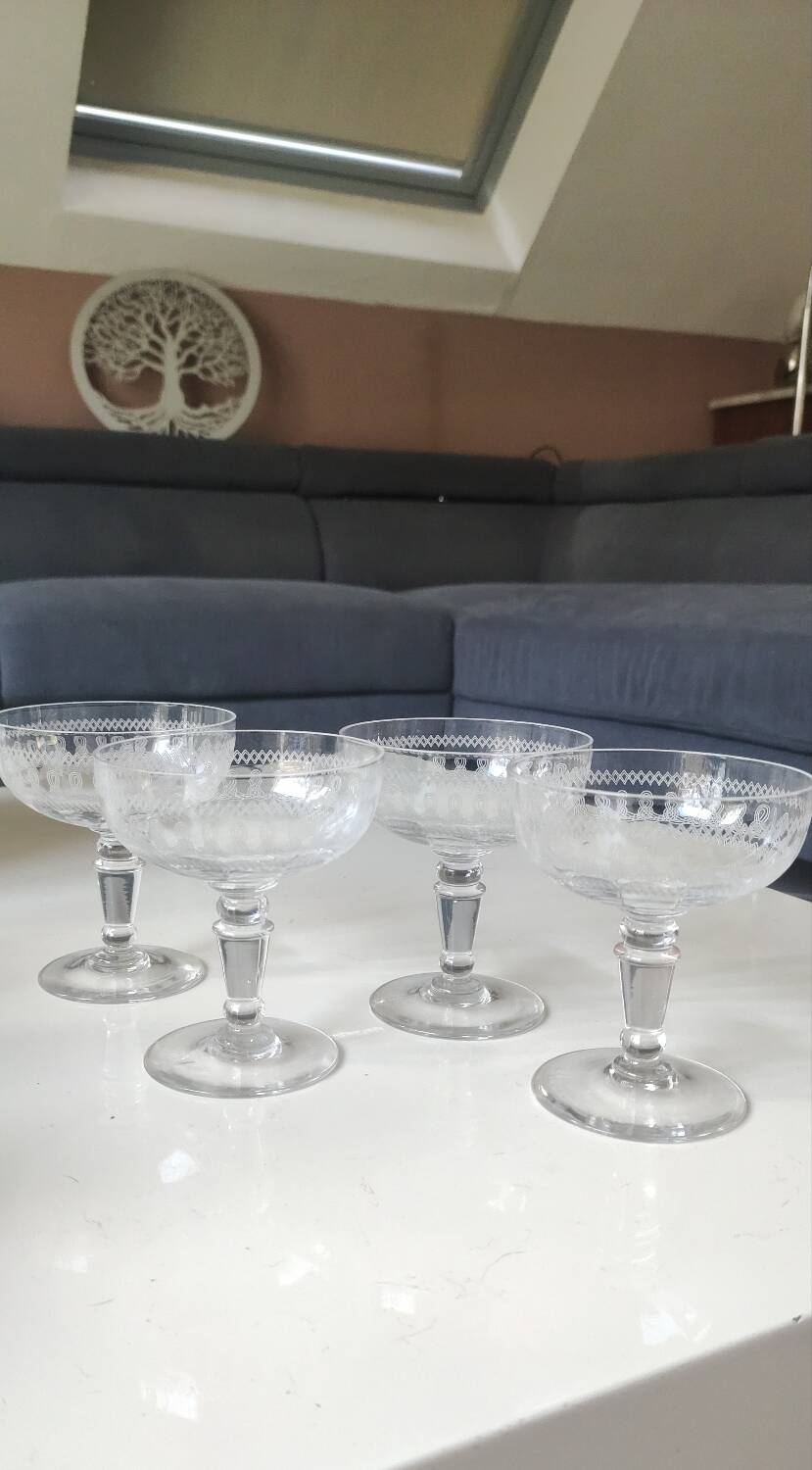 Lot of 4 x Champagne Coupes in Baccarat crystal. Engraved decoration with Greek friezes.