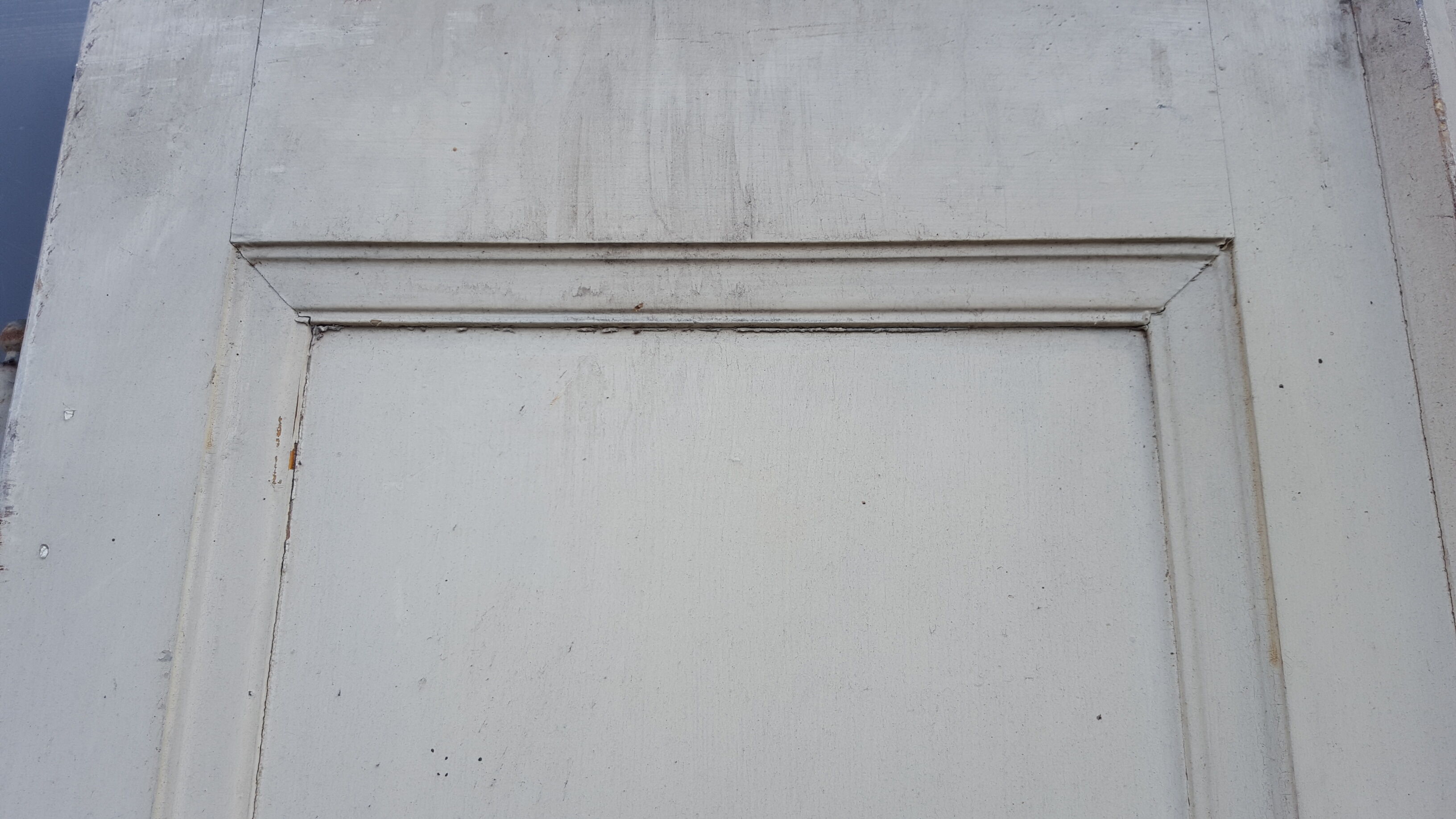Paire de portes de séparation patine blanche d'origine moulures