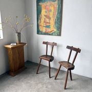 Paire de chaises tripodes savoyardes art populaire chêne