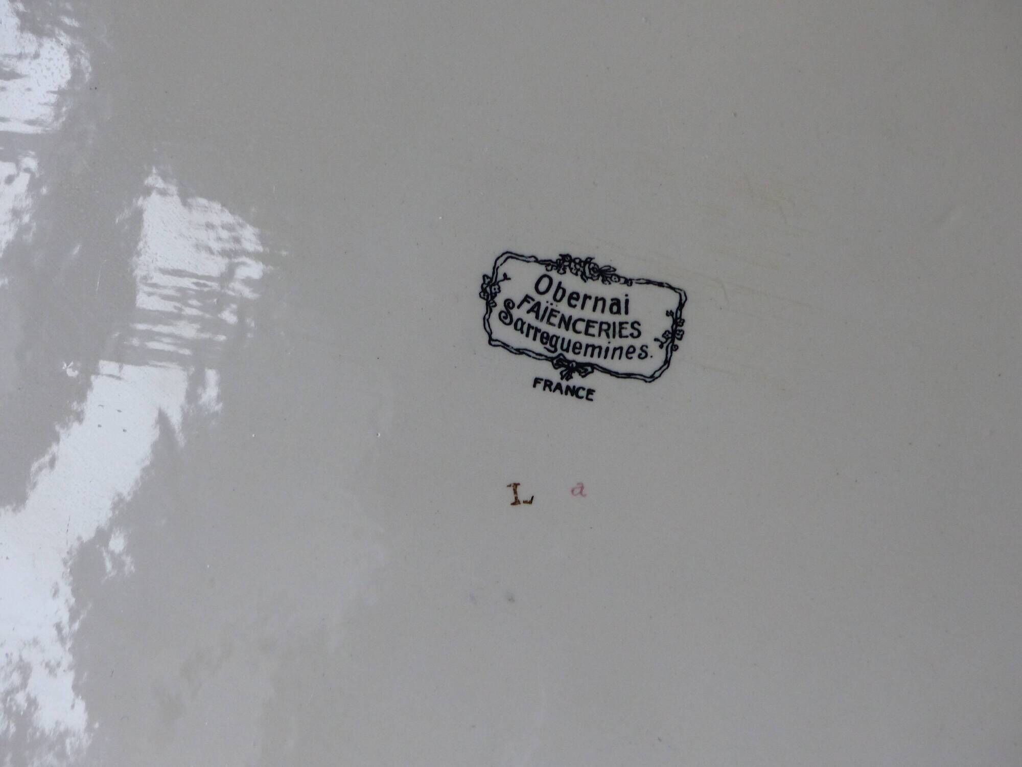 Plat en faience, décors  henri. Loux, Obernai, Sarreguemines.