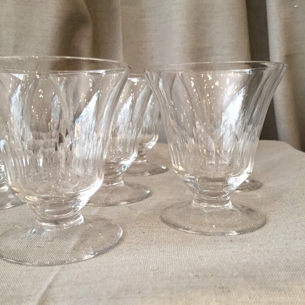 SUITE OF 10 SOBER AND ELEGANT GLASS WINE GLASSES