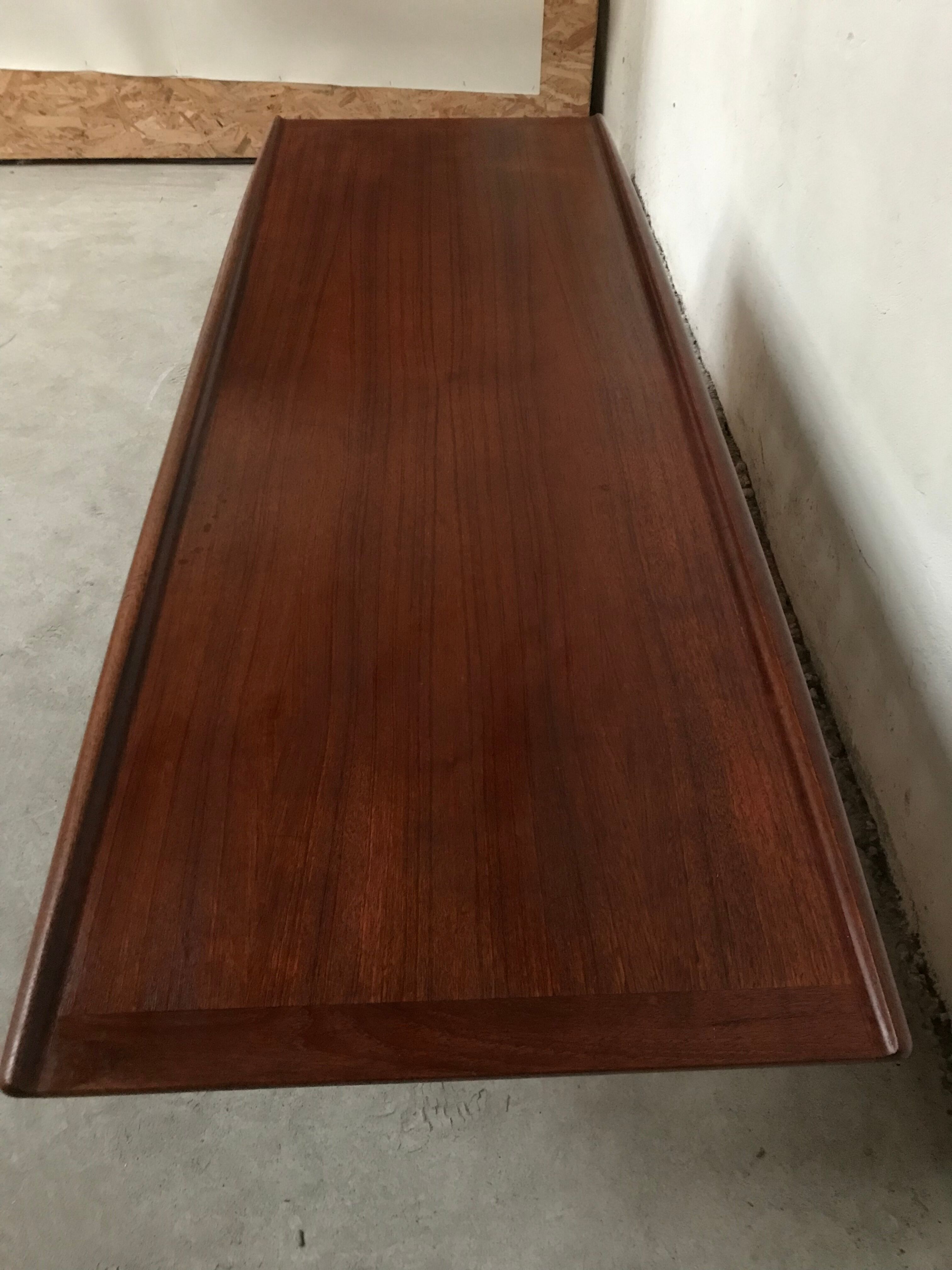 Table basse par Grete Jalk pour Poul Jeppesens en teck