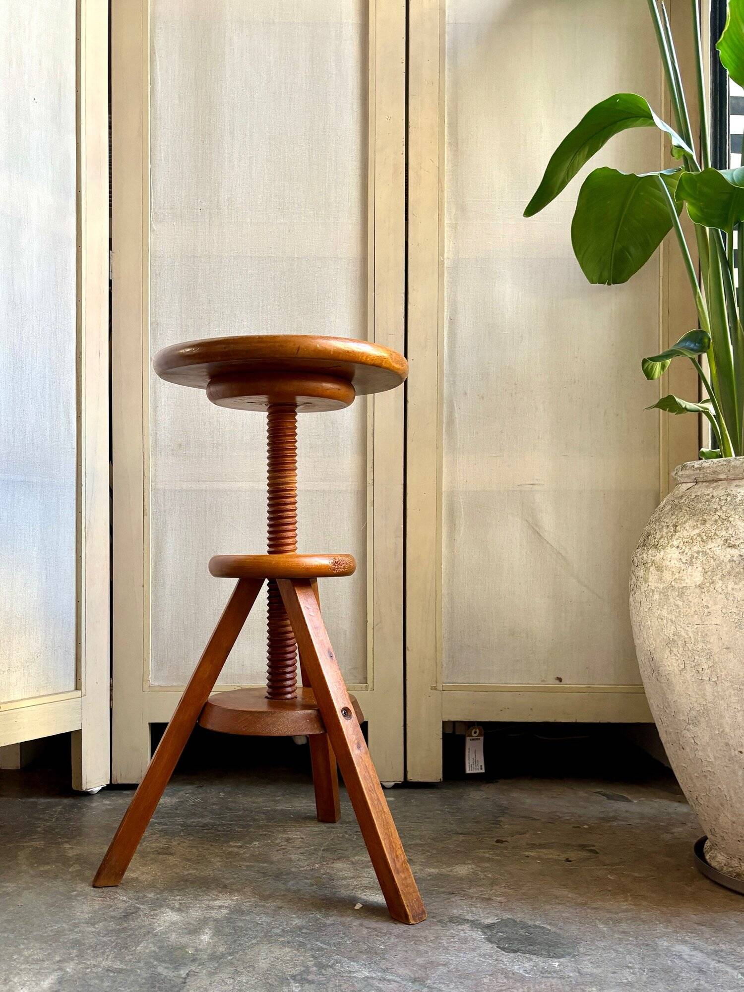Wooden tripod stool with screw