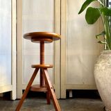 Wooden tripod stool with screw
