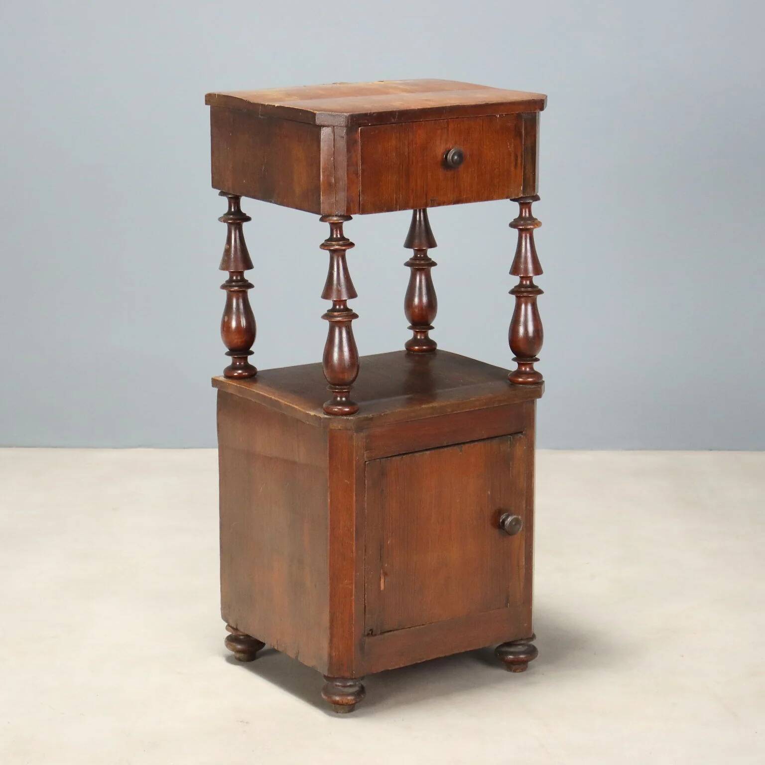 Antique Louis-Philippe bedside table in walnut, Italy, 19th century.
