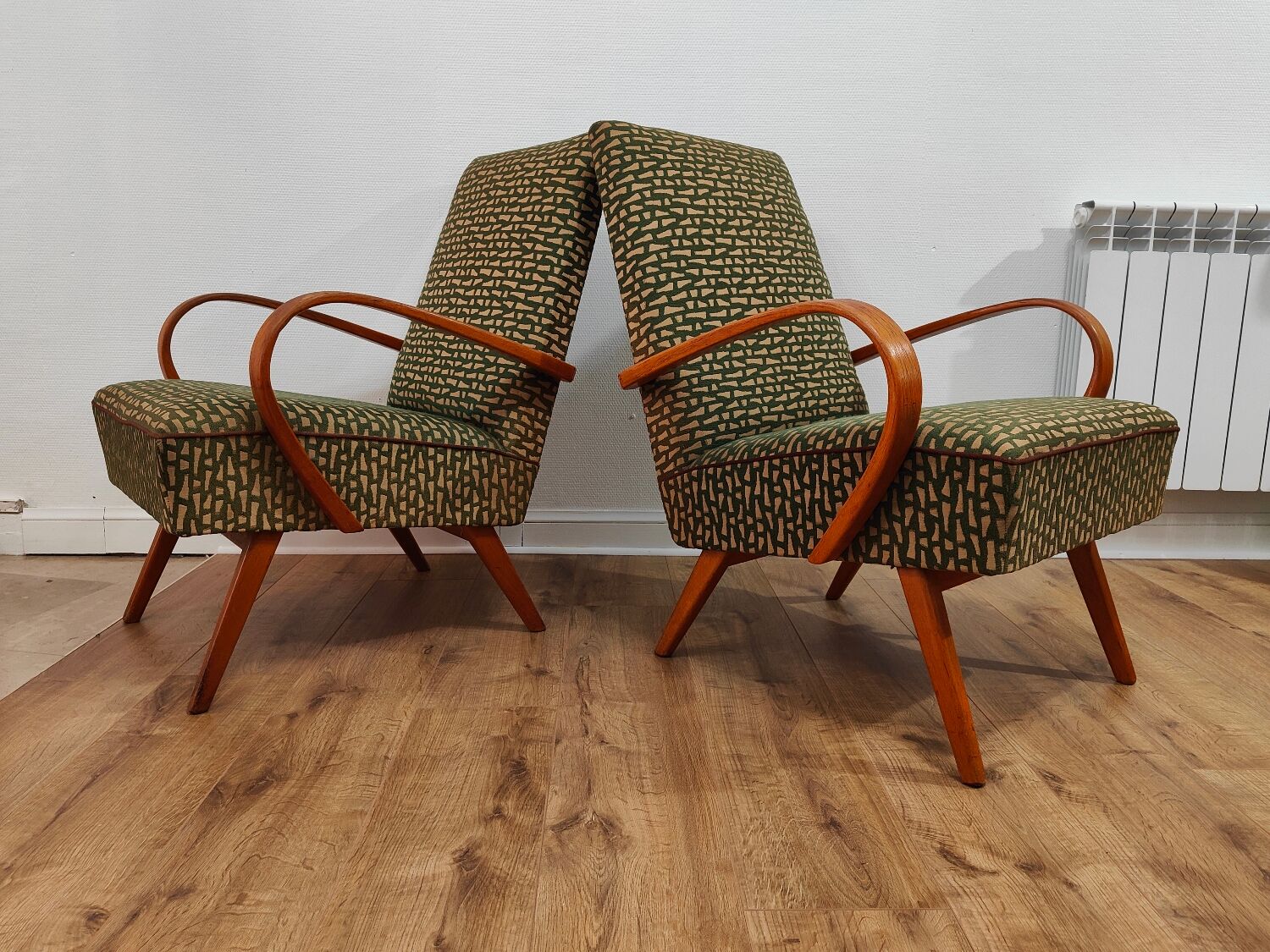 Paire de fauteuils 6952 par Jaroslav Smidek pour Ton