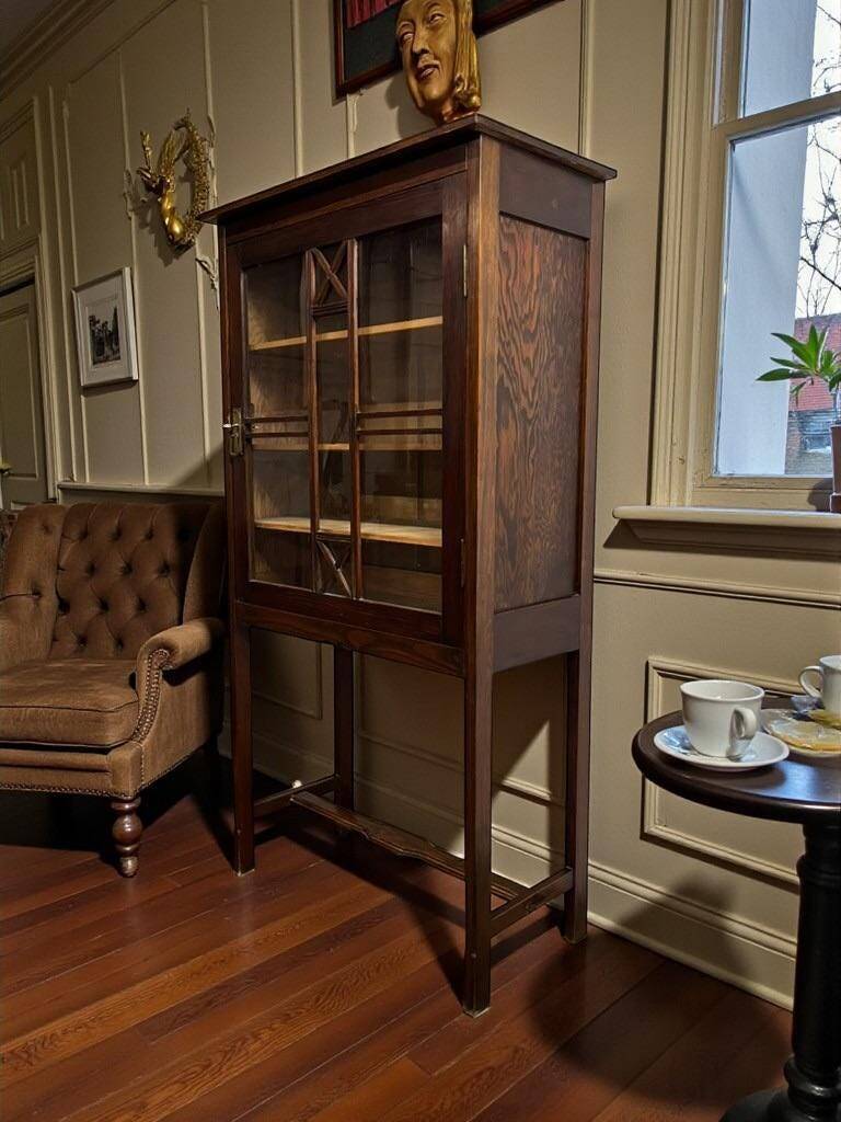 Vitrine vintage en bois sur pieds / étagère