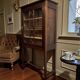 Vitrine vintage en bois sur pieds / étagère