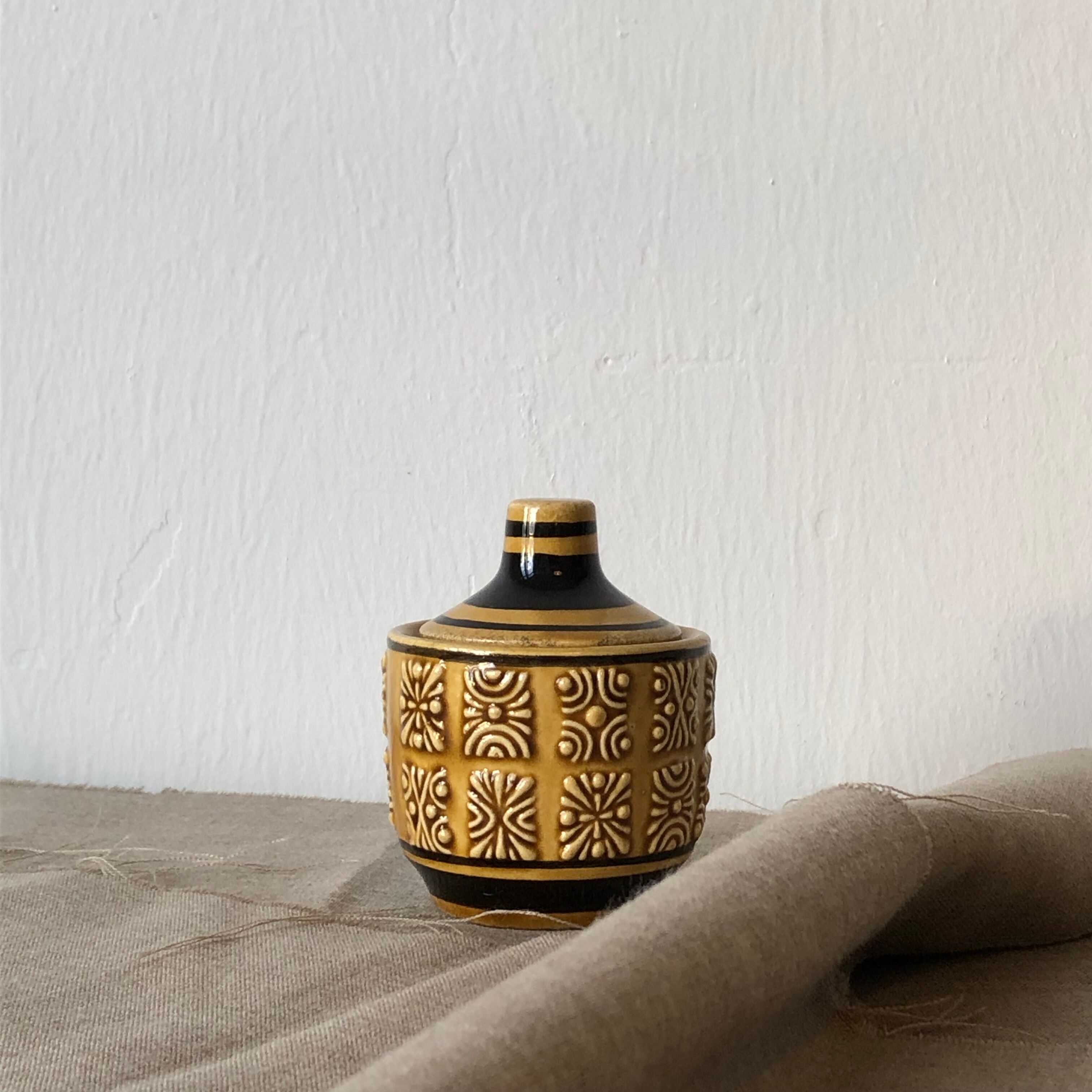 Decorative jar with honey or mustard, sugar, numbered 3052, mustard yellow and black relief pattern
