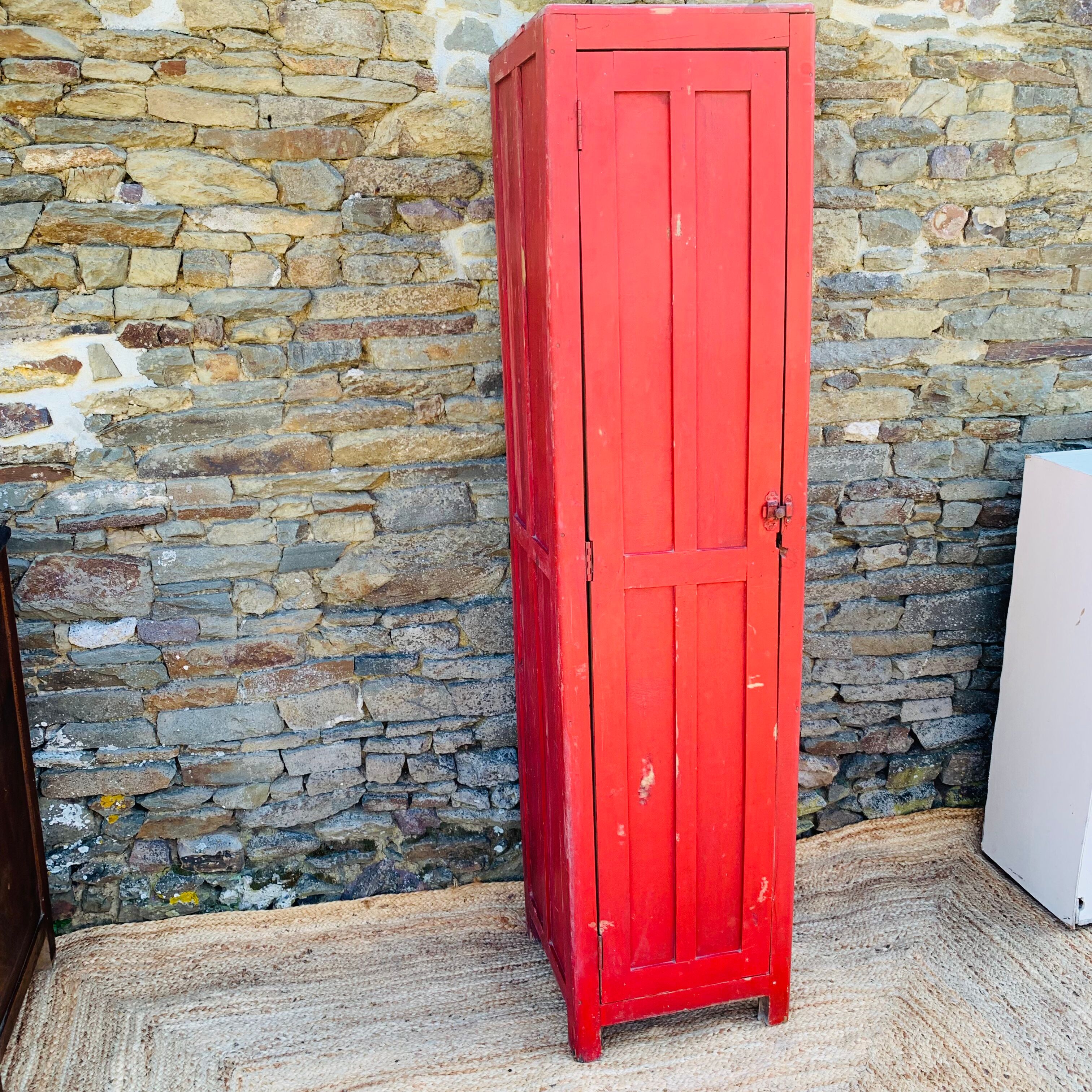 Red cloakroom 1 door
