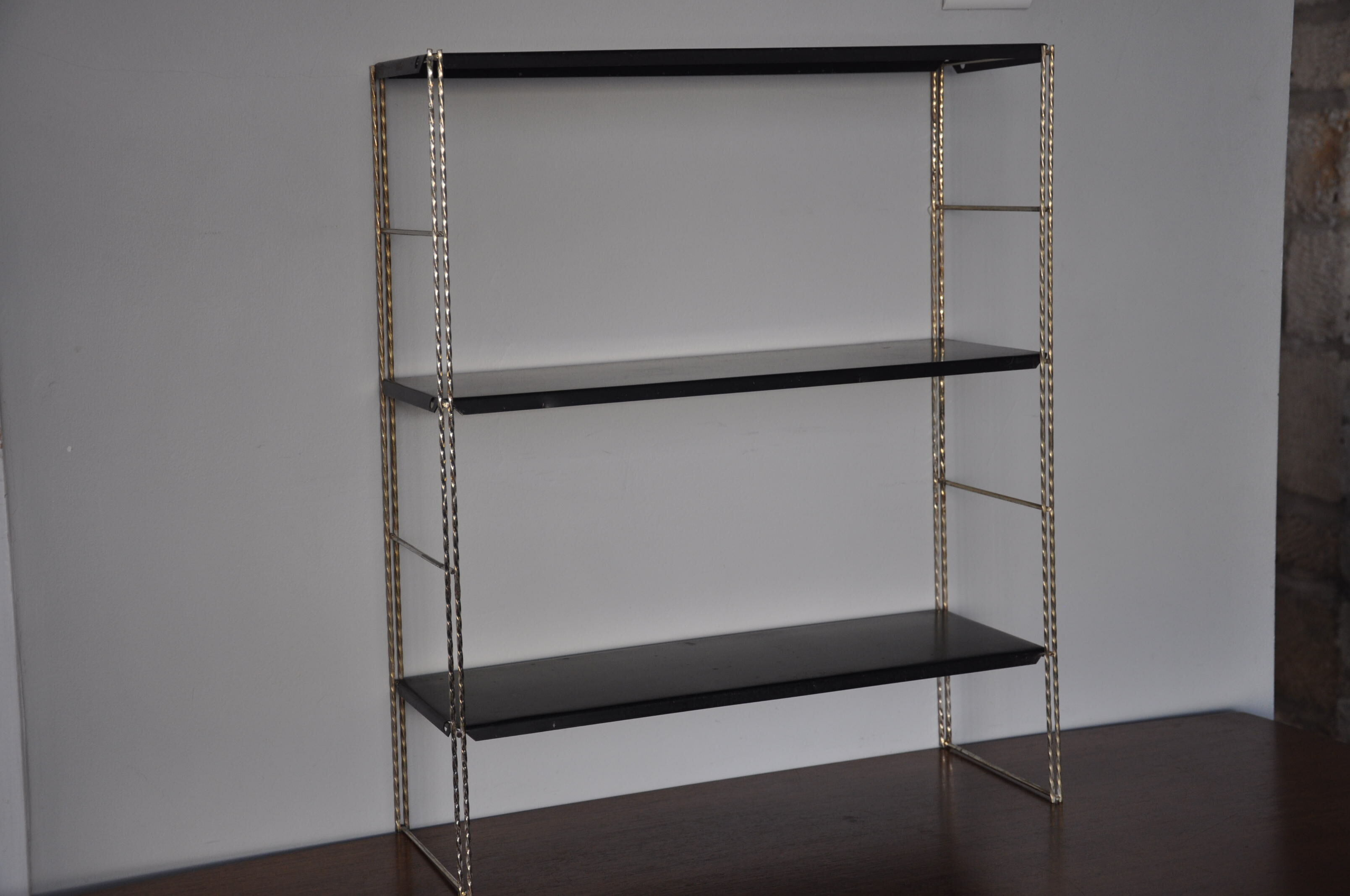 Metal string shelf