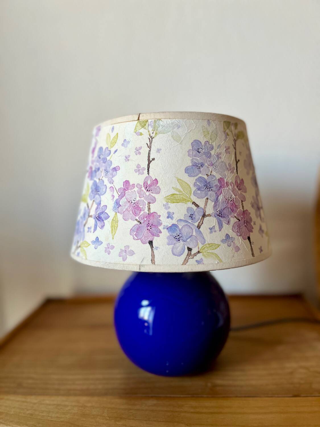Lampe à poser vintage bleu marine et abat-jour à fleurs