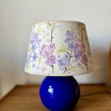 Lampe à poser vintage bleu marine et abat-jour à fleurs