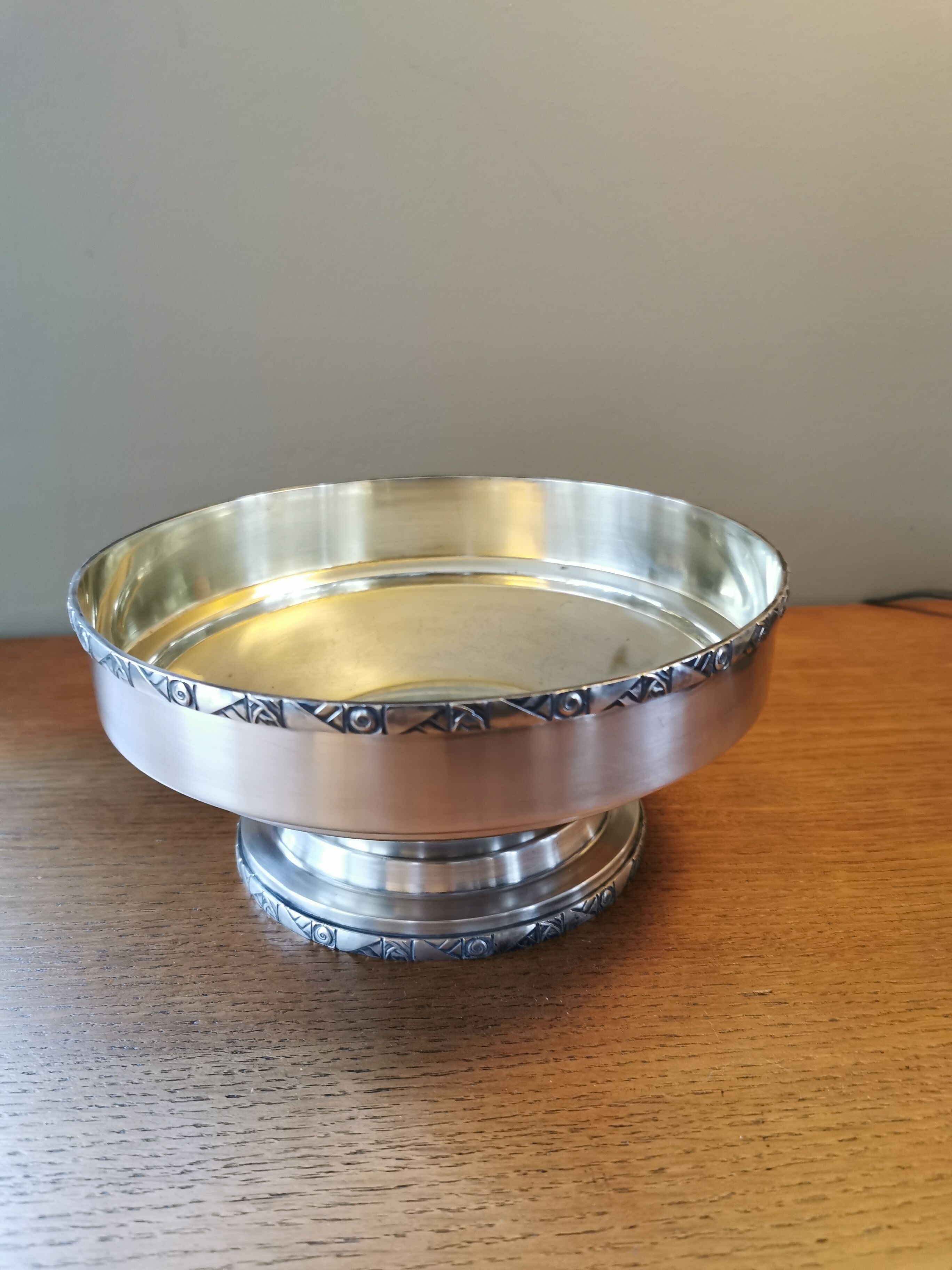 Art Deco cut on foot in silver metal