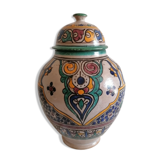 Former covered pot in moroccan polychrome ceramic.