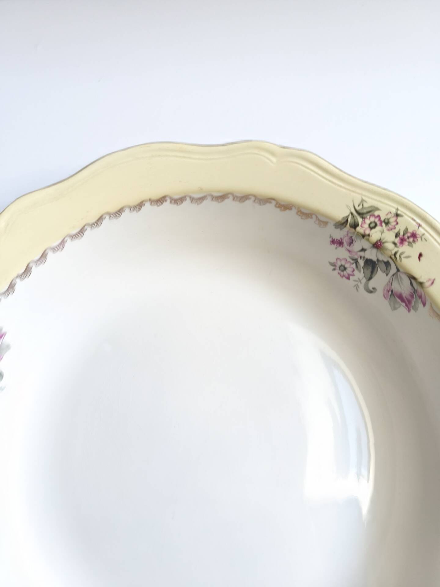 Vintage shallow dish L'Amandinoise model Paola white cream flowers
