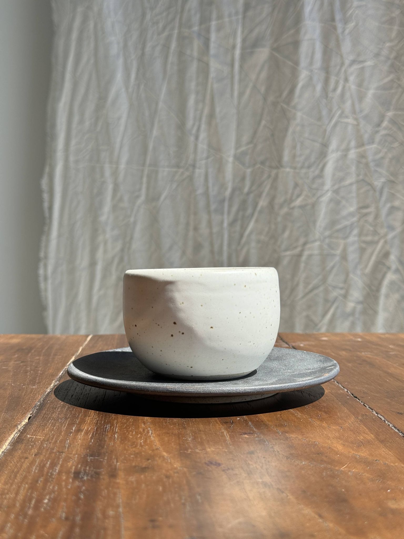 Tasse blanche en céramique indonésienne et soucoupe grise