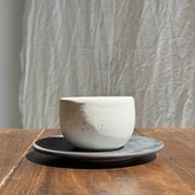 Tasse blanche en céramique indonésienne et soucoupe grise