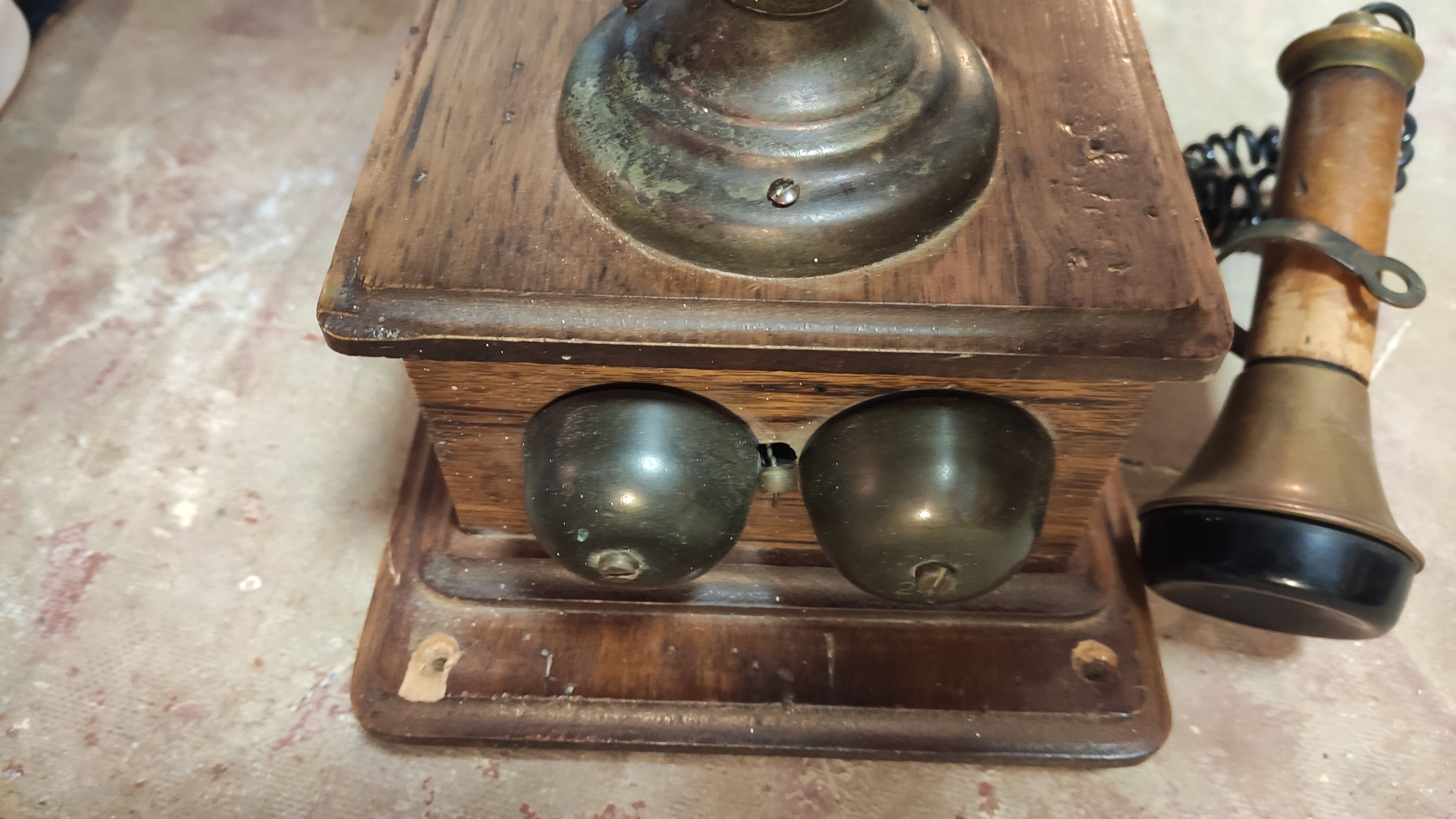 Téléphone décoratif en bois et laiton