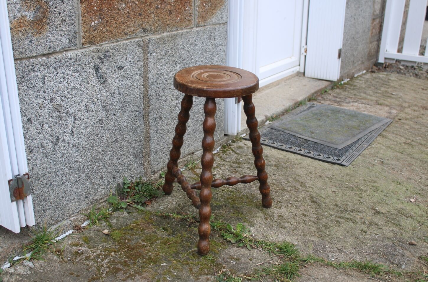 Tripod stool with bumped feet
