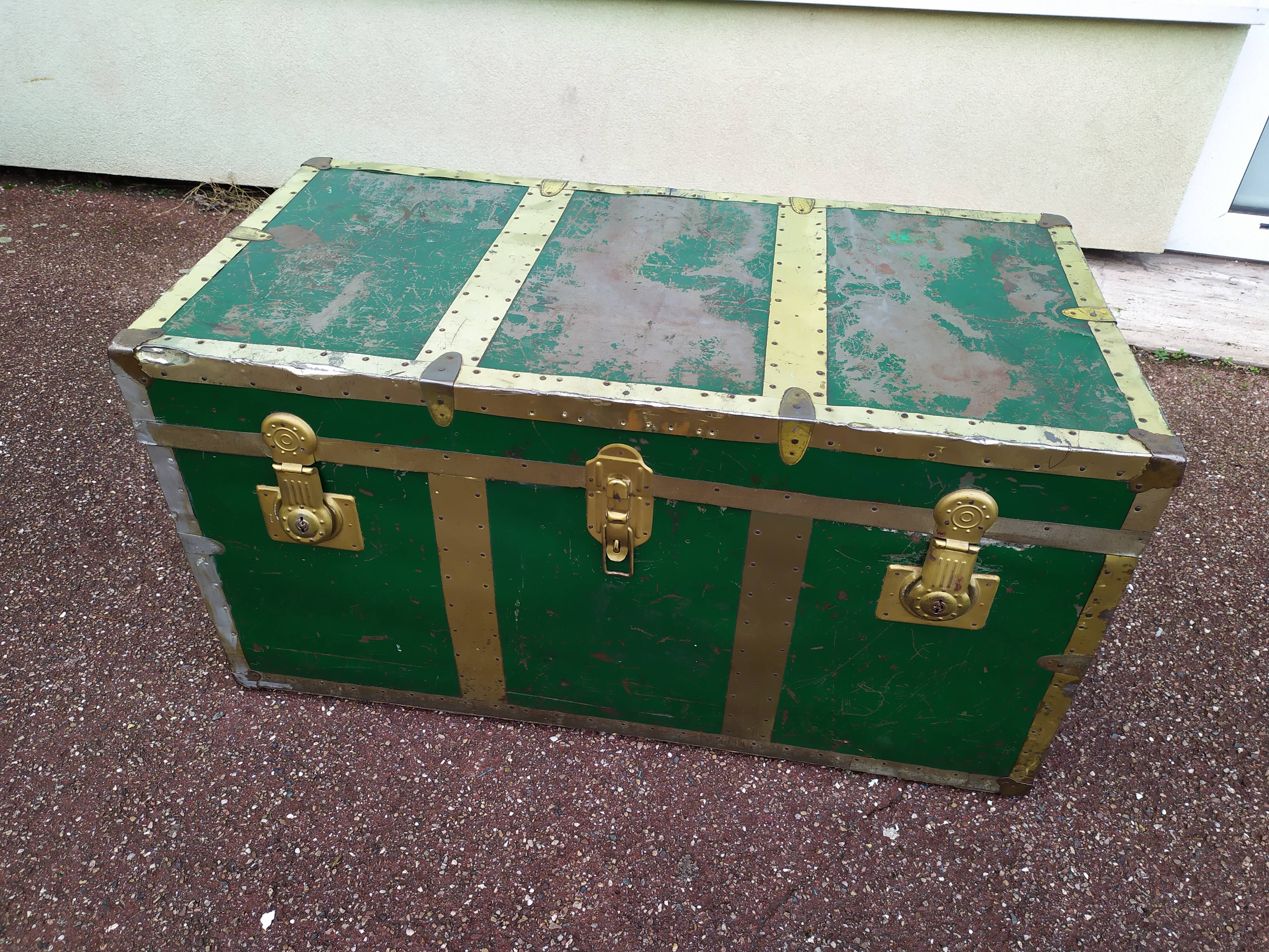 Old travel trunk in green metal and wood - 1940 - 1950 | Selency