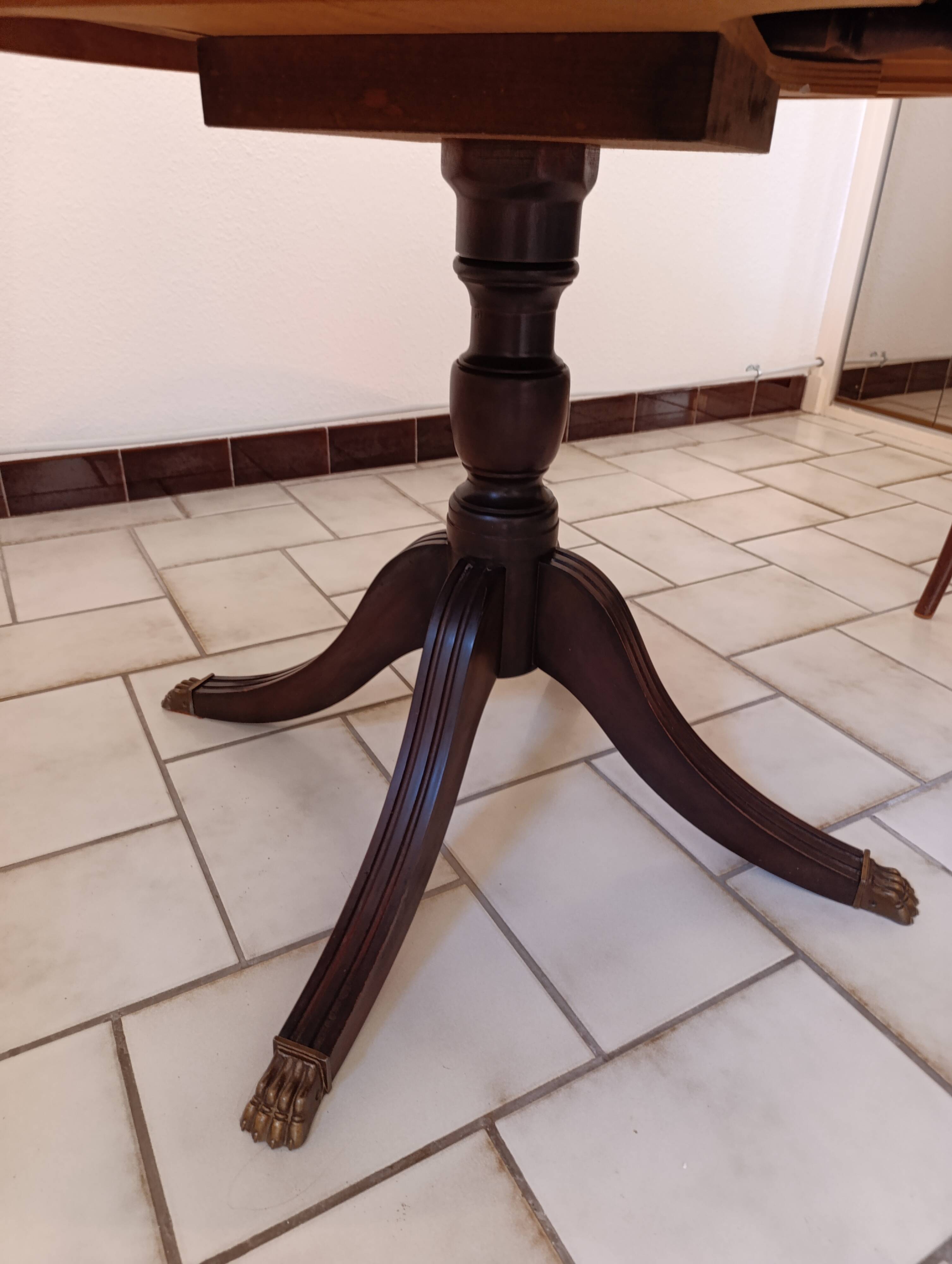 Table and chairs made of mahogany wood.