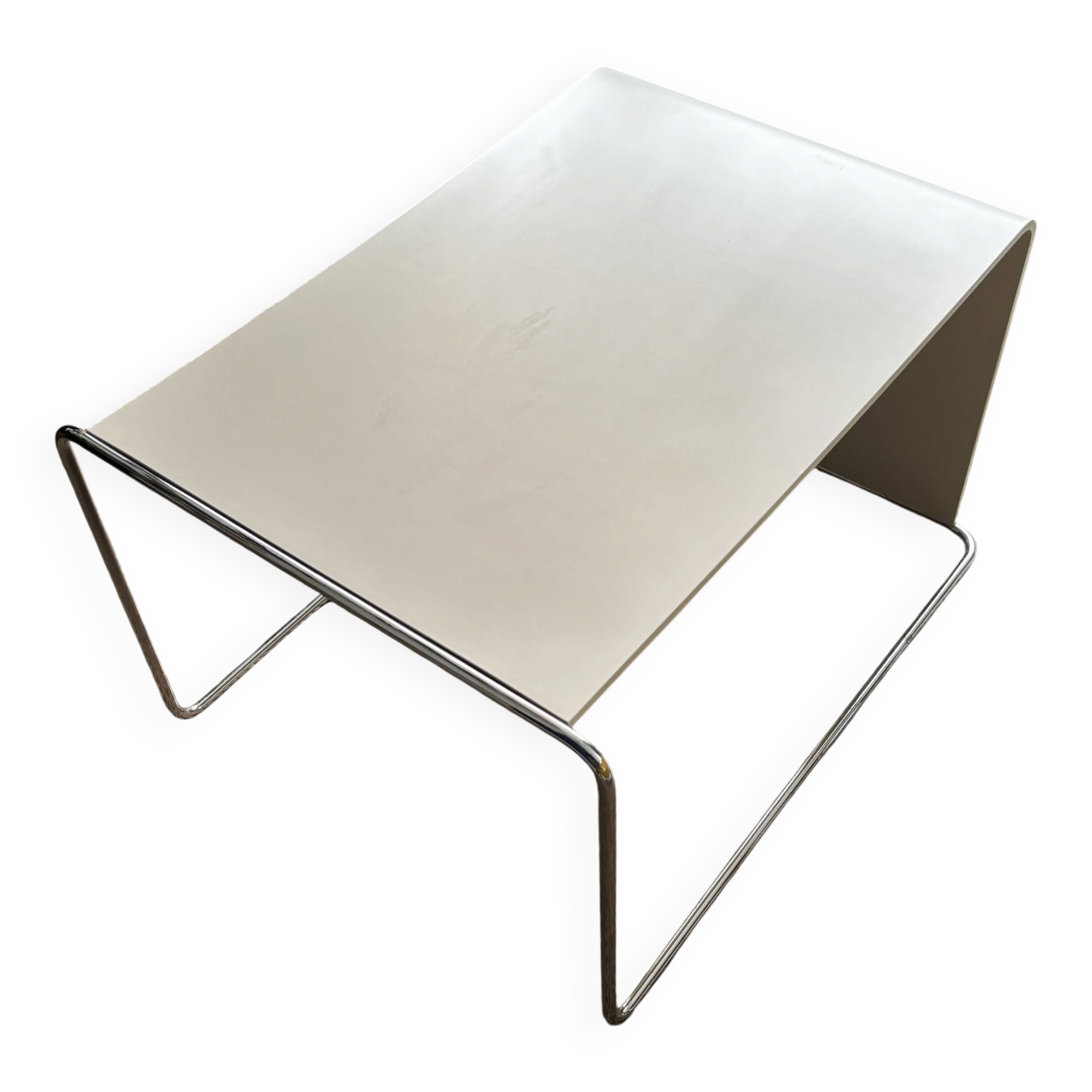 Table basse — plateau blanc / structure tubulaire chromée